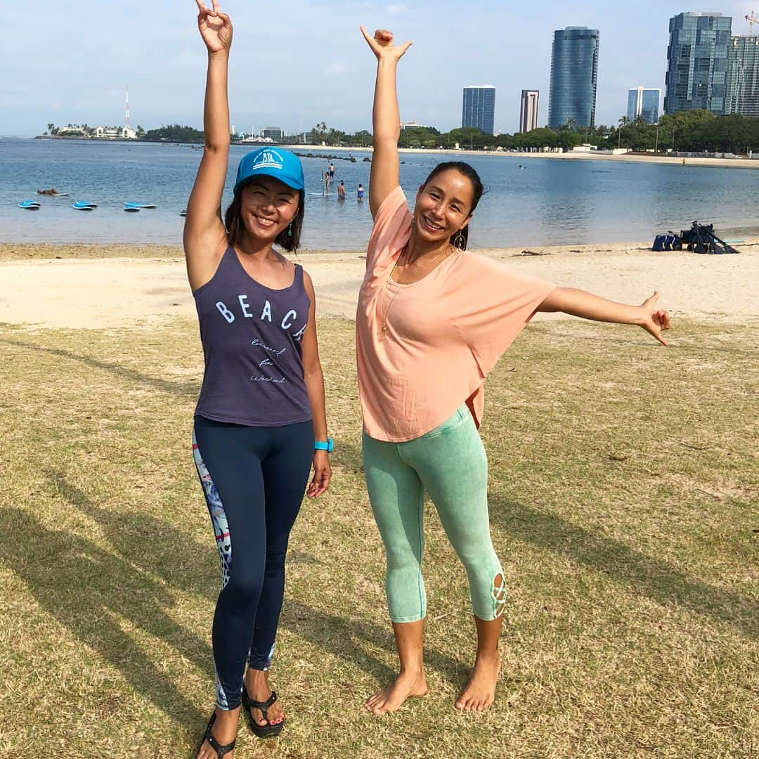 田中律子さんのインスタグラム写真 - (田中律子Instagram)「🌴Yoga Fest Hawaii2018🌴思い出PIC✨  ヨガフェスタは、綿本兄さんと羽切どんがいないと成り立ちまへん🌞15年目の  @yogafest_jp ヨガフェスタ横浜、9月にパシフィコ横浜にて開催です🌈そして、昨日から22日までは、ヨガフェスタ@新宿高島屋にて開催❗️私は最終日22日16時半からレッスンやります✨チケットは完売しておりますが、もしかしたら当日入れるかも❓キャンセルが出てたら入れるかもです😆ぜひ新宿高島屋に遊びに来てね❗️ @kenharakuma  ケン先生 @naomi_akanuma  赤沼先生 @angelamakivernon  アンジェラ @shoko_kapalili_official  ショーコ @gosatoo  ゴーくん @tama_smile  玉緒 コラボレッスンありがとうございました🙏🌈🌞❤️ #yogafesthawaii  #yogafest  #supyoga  #みんなありがとう #beachlifestyle  #lifeisbeautiful」5月18日 9時33分 - ri2kotanaka