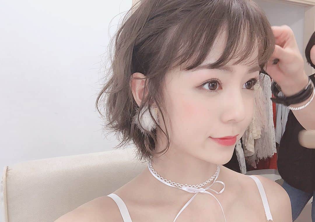 のインスタグラム：「インスタの加工の質問よくもらうんだけど、  だいたいB612か内蔵カメラで撮って明るさとか影とかインスタ内で加工してる🙆‍♂️ ポイントは、[暖かさ]を少しマイナスにすると、青みがかって肌に透明感がでて白く見えるからオススメ！  #ショートヘア #ショートボブ #ショートボブアレンジ #ショートヘアアレンジ #インスタ加工」