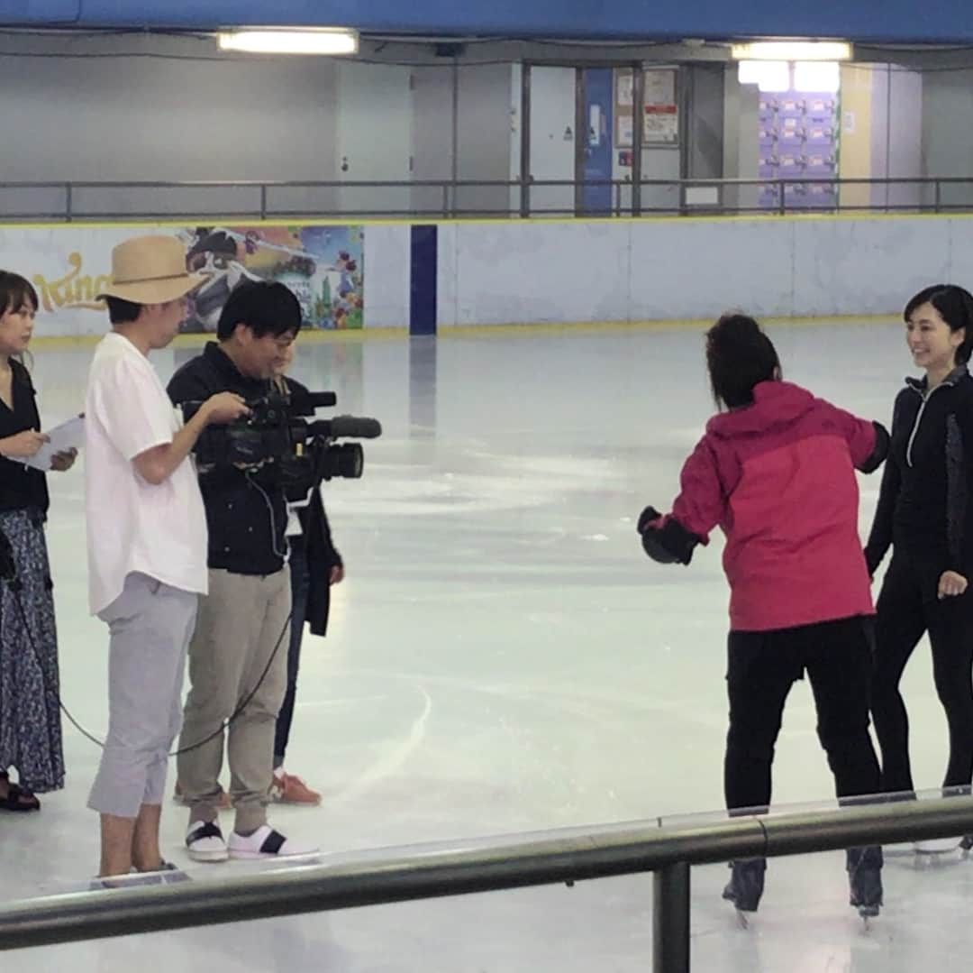 八木沼純子さんのインスタグラム写真 - (八木沼純子Instagram)「リンクロケでした😊⛸ 久しぶりの滑るロケで緊張😅💦💦💦 練習とはそりゃ違う😤 大変お世話になりました😌 5/25女神のマルシェ放送されます📺⛸✨ ・ ・ #フィギュアシェイプガードルプラス #キシリトール加工  #ひんやり感 も #開発から携わらせていただきました #写真ちょっとブレてる  #でも少し頑張ってた姿を #この感じだー！ #身体さらに絞らねば #エッジそろそろ研ごう #写真はマネージャーが #動くの撮るのは難しかったかも💦 #ロケ #リンク #東京 #神宮外苑リンク  #プリンスアイスワールド広報大使  #5/25女神のマルシェ出演です」5月18日 10時32分 - junko_yaginuma