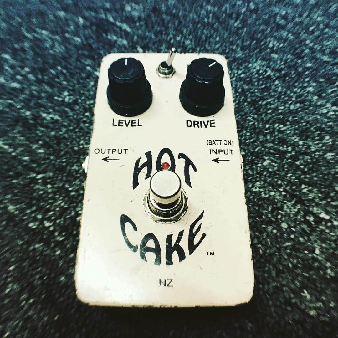 THE RiCECOOKERSさんのインスタグラム写真 - (THE RiCECOOKERSInstagram)「Pedal collection is uploaded! Check out the Guitar Lovers Session 5 @guitar_lovers18  #guitar #guitarist #guitarlovers #guitarlesson #pedalcollection #crowtheraudio #crowtheraudiohotcake #overdrivepedal #fender #stratcaster」5月18日 11時19分 - thericecookers