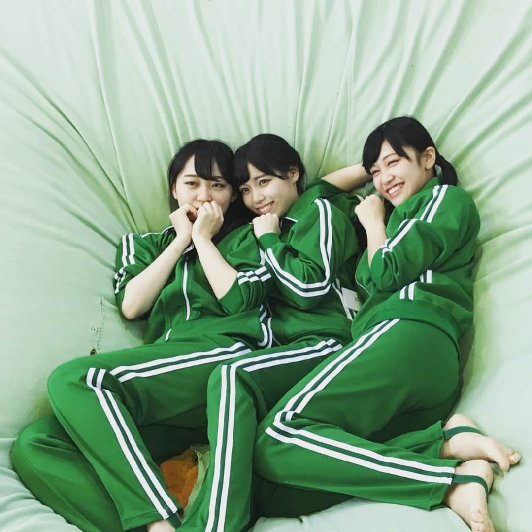 STU48さんのインスタグラム写真 - (STU48Instagram)「* イ申テレビのオフショット💚 ちょっとシュール、ちょっとおしゃれな写真が、撮れました☺︎笑 #STU48 #イ申テレビ #土路生優里 #岩田陽菜 #磯貝花音  #ジャージ」5月18日 11時47分 - stu48.official