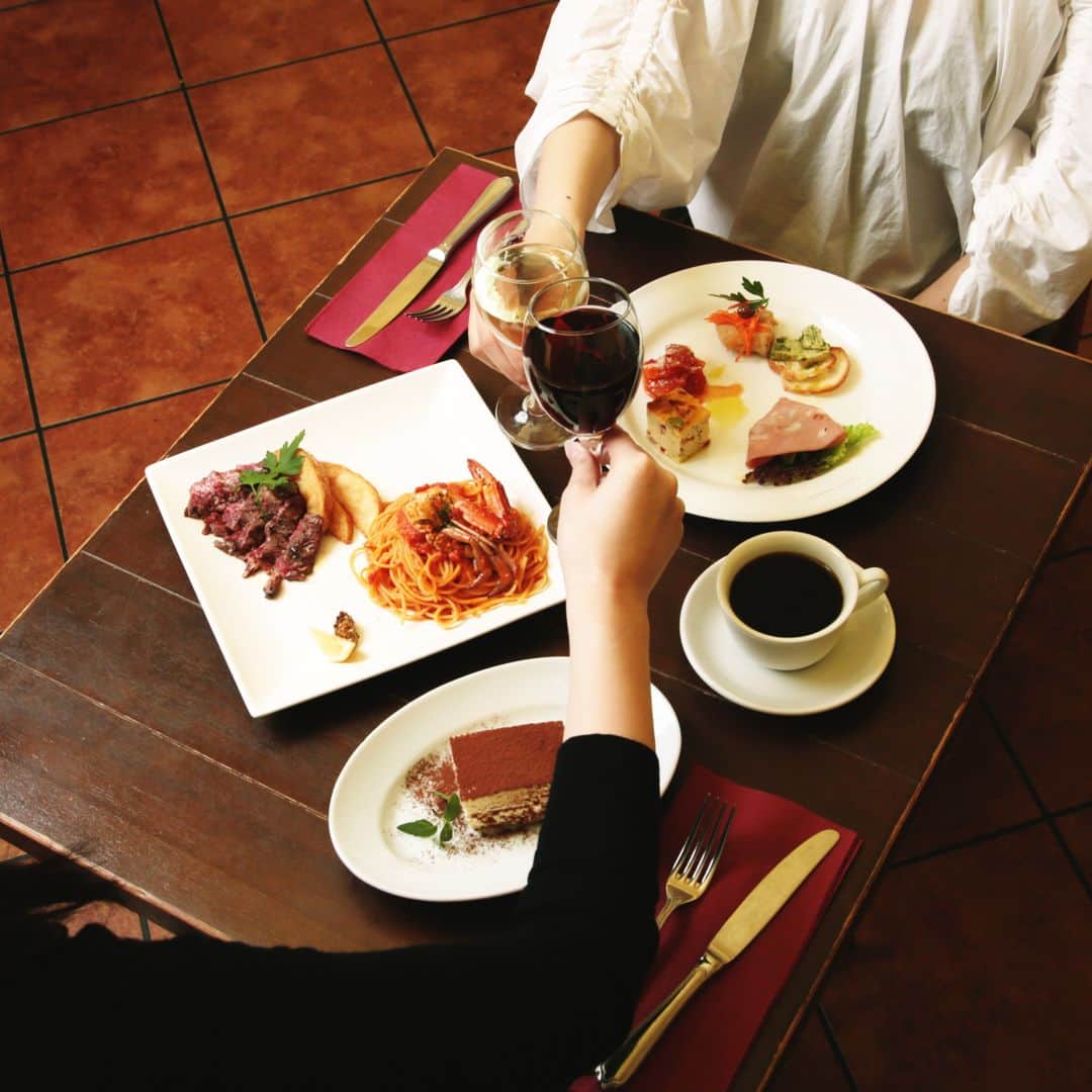 アトレ恵比寿公式さんのインスタグラム写真 - (アトレ恵比寿公式Instagram)「週末のディナーは恵比寿のイタリアンで . イタリア本場の味と雰囲気をそのままに、種類豊富なワインが気軽に楽しめる「タントタント オステリア」。 . 見た目も鮮やか食べて美味しい季節の食材を使った前菜に、フレッシュトマトソースのパスタや贅沢なローストビーフにデザートがつくお得なコースメニューもご用意しております。 . 10名～30名様まで収容の個室もございますので、ちょっとしたパーティーにもおすすめです。 . 今週末は恵比寿で本場のイタリアンを楽しみませんか？ . PhotoPlace＆Food:タント タント オステリア 本館6 . #アトレ#アトレ恵比寿#アトレ恵比寿本館#アトレ恵比寿西館#恵比寿#atre#atreebisu#ebisu#tanntotantoebisu#タントタント恵比寿#恵比寿ランチ#恵比寿グルメ#恵比寿女子会#ママ友ランチ#ランチ女子会#イタリアン#イタリアン料理#恵比寿おしゃれディナー#恵比寿ディナー#恵比寿イタリアン#個室#恵比寿個室#恵比寿貸し切り#恵比寿デート#パスタ#パスタ部#ワイン#ワイン部#ワイン好きな人と繋がりたい」5月18日 22時30分 - atre_ebisu