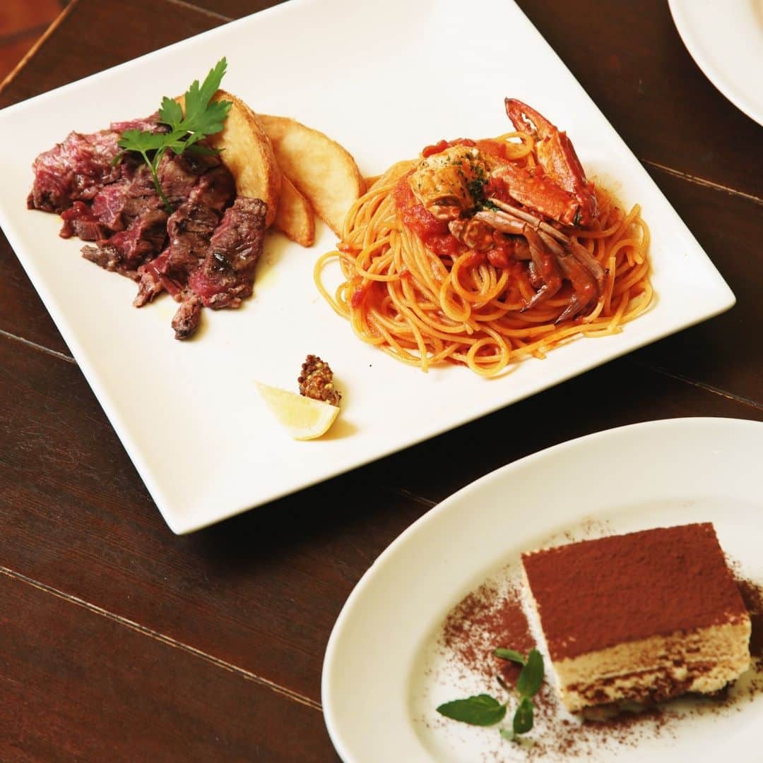 アトレ恵比寿公式さんのインスタグラム写真 - (アトレ恵比寿公式Instagram)「週末のディナーは恵比寿のイタリアンで . イタリア本場の味と雰囲気をそのままに、種類豊富なワインが気軽に楽しめる「タントタント オステリア」。 . 見た目も鮮やか食べて美味しい季節の食材を使った前菜に、フレッシュトマトソースのパスタや贅沢なローストビーフにデザートがつくお得なコースメニューもご用意しております。 . 10名～30名様まで収容の個室もございますので、ちょっとしたパーティーにもおすすめです。 . 今週末は恵比寿で本場のイタリアンを楽しみませんか？ . PhotoPlace＆Food:タント タント オステリア 本館6 . #アトレ#アトレ恵比寿#アトレ恵比寿本館#アトレ恵比寿西館#恵比寿#atre#atreebisu#ebisu#tanntotantoebisu#タントタント恵比寿#恵比寿ランチ#恵比寿グルメ#恵比寿女子会#ママ友ランチ#ランチ女子会#イタリアン#イタリアン料理#恵比寿おしゃれディナー#恵比寿ディナー#恵比寿イタリアン#個室#恵比寿個室#恵比寿貸し切り#恵比寿デート#パスタ#パスタ部#ワイン#ワイン部#ワイン好きな人と繋がりたい」5月18日 22時30分 - atre_ebisu