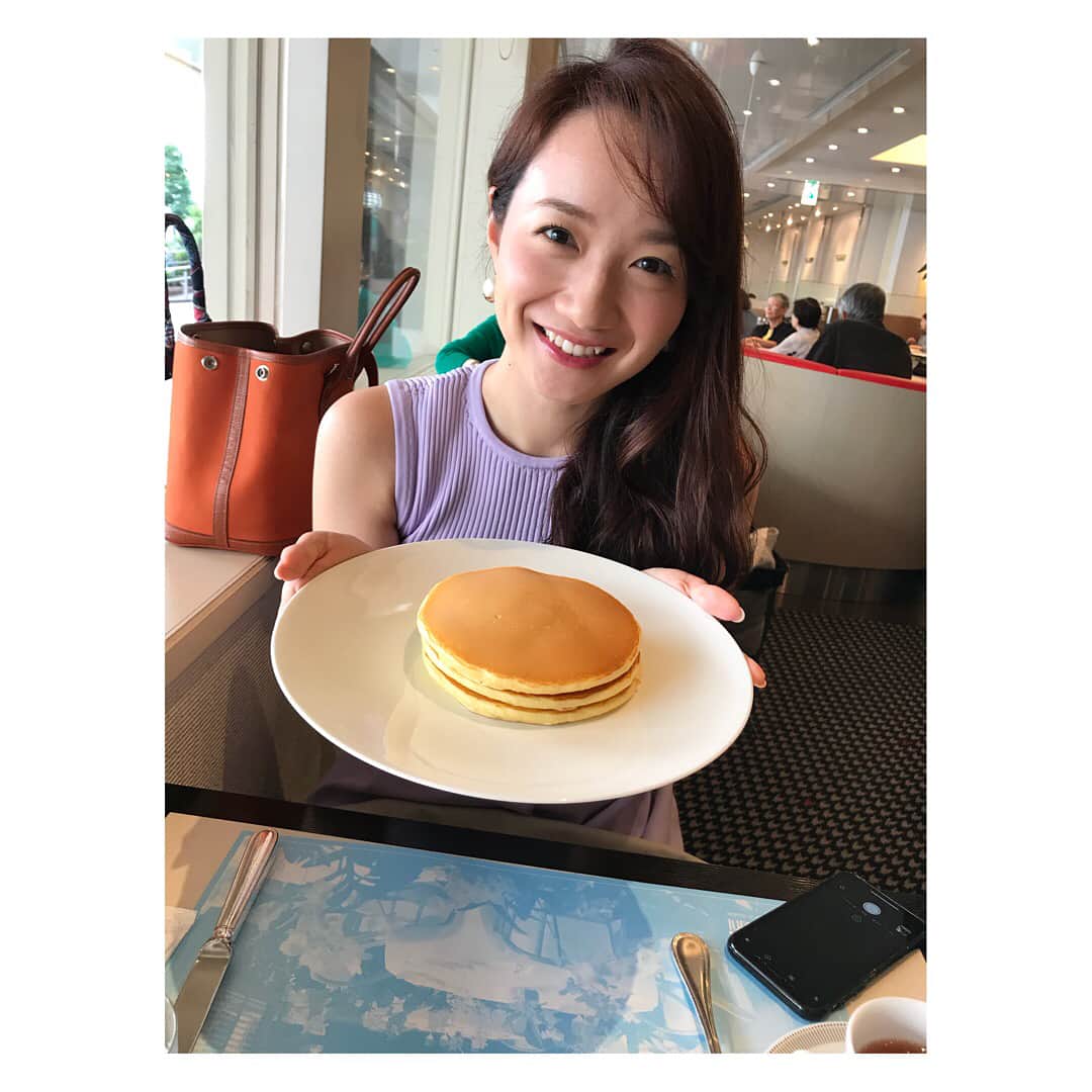 久冨慶子さんのインスタグラム写真 - (久冨慶子Instagram)「こんばんは🌙 今日は収録の1日でした✨✨ 先日松原江里佳ちゃんとパンケーキを食べに行きました🥞 ちょこちょこ会っているのですが久しぶりにゆっくり話せて嬉しかった〜😆 パンケーキはスタンダードなホットケーキでとっても美味しかったです😋 ＊ ＊ #松原江里佳 #久冨慶子 #アナウンサー #ランチ #パンケーキ #ホットケーキ #逆光 #🥞 #😋」5月18日 23時03分 - keiko0hisatomi
