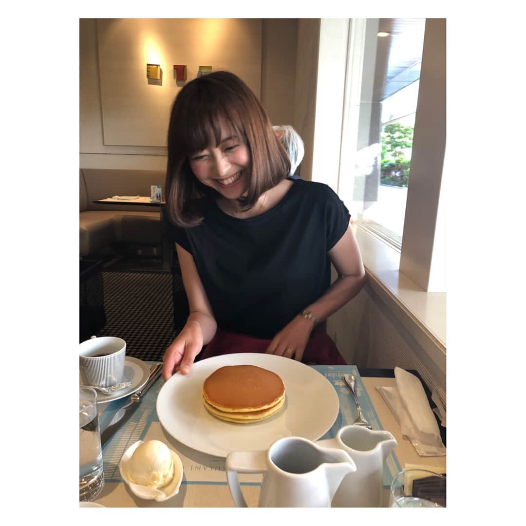 久冨慶子さんのインスタグラム写真 - (久冨慶子Instagram)「こんばんは🌙 今日は収録の1日でした✨✨ 先日松原江里佳ちゃんとパンケーキを食べに行きました🥞 ちょこちょこ会っているのですが久しぶりにゆっくり話せて嬉しかった〜😆 パンケーキはスタンダードなホットケーキでとっても美味しかったです😋 ＊ ＊ #松原江里佳 #久冨慶子 #アナウンサー #ランチ #パンケーキ #ホットケーキ #逆光 #🥞 #😋」5月18日 23時03分 - keiko0hisatomi