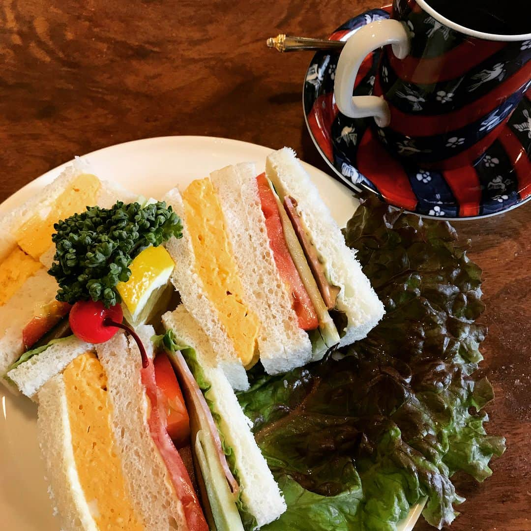 佐野優子さんのインスタグラム写真 - (佐野優子Instagram)「. 今日のランチ🥪 . サンドイッチ2種。 . #カツサンド  #ミックスサンド  #美味しい珈琲☕️」5月18日 14時29分 - yuko12345