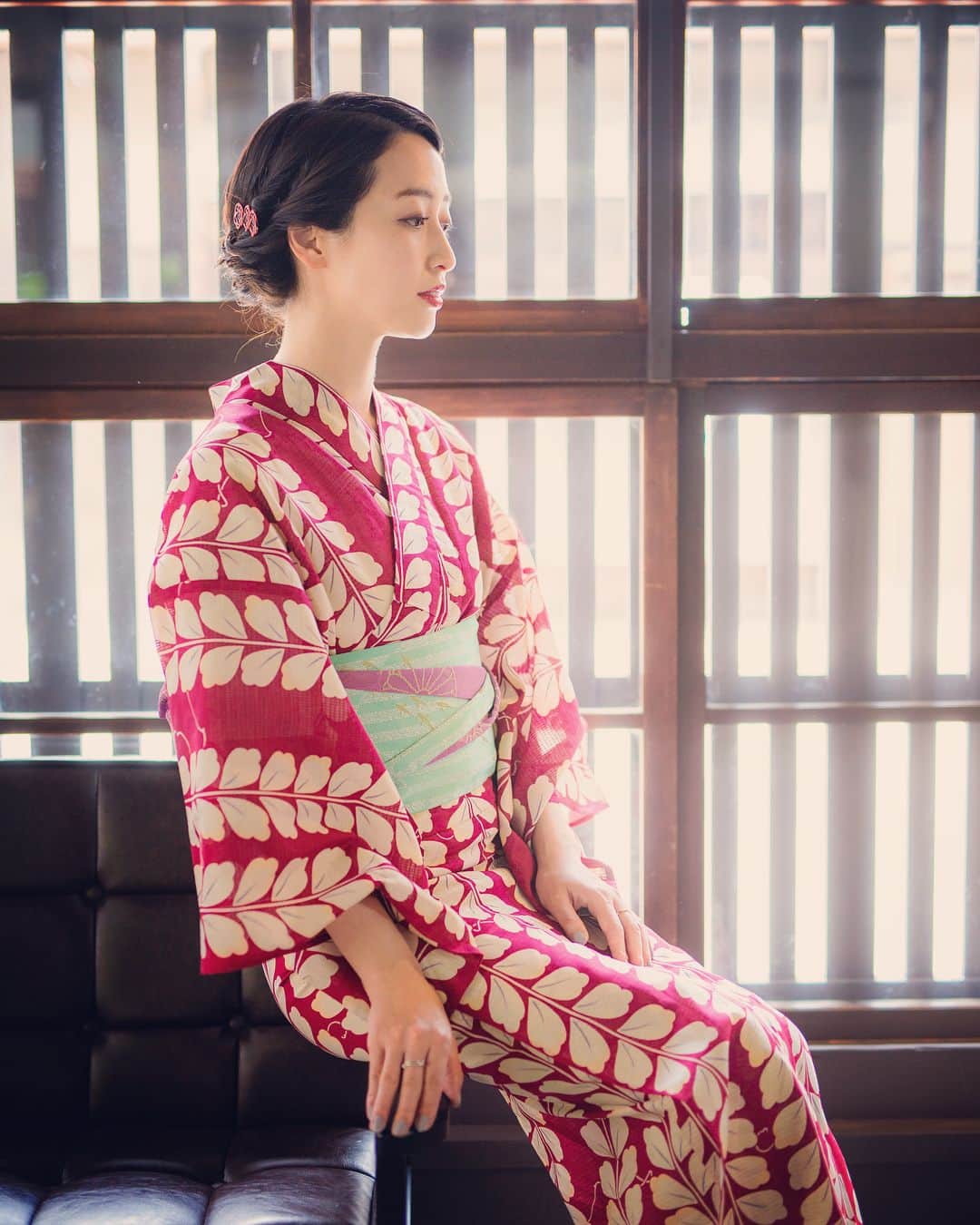 上野なつひさんのインスタグラム写真 - (上野なつひInstagram)「タイムスリップ💋 浴衣の季節ね！ 弾丸京都旅へ 背筋も伸びるしいつもにない品と女性らしさを意識する！ にしても可愛い浴衣に出会えた… #kimono  #kimonomachi  #kyoto  #京都  #夢館  #京都きもの町  #着物レンタル #着物 #浴衣 新作よ！ #大正ロマン #竹久夢二 意識🌸大好き @kyoto_kimonomachi」5月18日 14時33分 - natsuhi