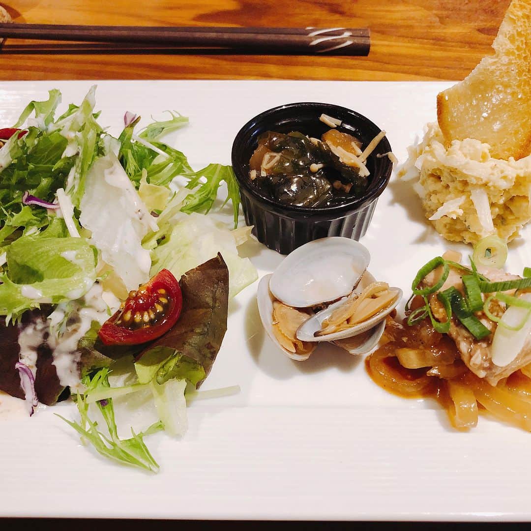 SACASOさんのインスタグラム写真 - (SACASOInstagram)「こんにちは！編集部のあやっそです＊ 今回は創刊号に掲載されている西田辺にあるアジアンビストロスパイスさんに行ってきました🤗✨ 大人になってからパクチーが大好きになったあやっそは迷わずガパオライスのランチセットに👍爽やかな刺激のスパイスとパクチーが絶妙です(*^ω^*) デザートにトリュフ塩で食べる杏仁豆腐を頂きましたがこれがまたおいしい！❤️ 最近テレビにも出た素敵なお店です＊ スパイスさんで撮った写真に#sacasoをつけてインスタで投稿するといいことがあるかも！？ 是非みなさん行ってみて下さい🙌  #セレッソ大阪#セレッソ#sacaso#西田辺#大阪グルメ#アジアンビストロスパイス#ガパオライス#エスニック」5月18日 14時57分 - info.sacaso