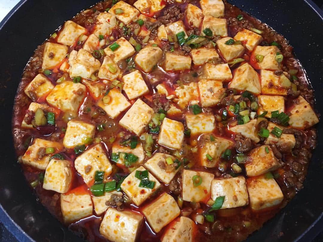 のインスタグラム：「得意料理の四川麻婆豆腐🌶 . (絹豆腐、合挽き肉、長ネギ、万能ネギ、にんにく、生姜、ごま油、鷹の爪、キムチ用唐辛子、豆板醤、甜麺醤、酒、砂糖、みりん、味噌、醤油、花山椒、水、片栗粉) . #麻婆豆腐 #四川麻婆豆腐 #得意料理 #四川料理 #中華 #山椒 #辛いの大好き」