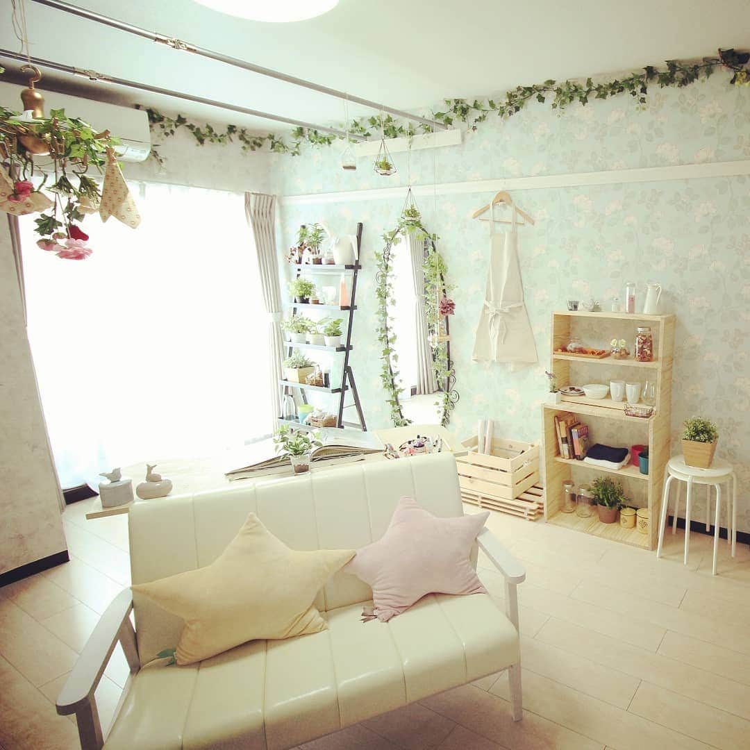 レオパリスくんのインスタグラム：「(=´•౪•`)o[myDIY]o お部屋にいながら、まるでお庭でガーデニングしているかのようなホームリーアウトドアのインテリア♡開放感とワクワク感がたまりません！  #レオパレス21 #ひとり暮らし #myDIY #leo_myDIY #部屋 #インテリア #インテリアコーディネート #DIY #賃貸 #レオパリスくん #instagood #ホームリーアウトドア #フェイクグリーン #ベンチシート #壁紙 #クッション #ミラー #お部屋がガーデンって楽しい」