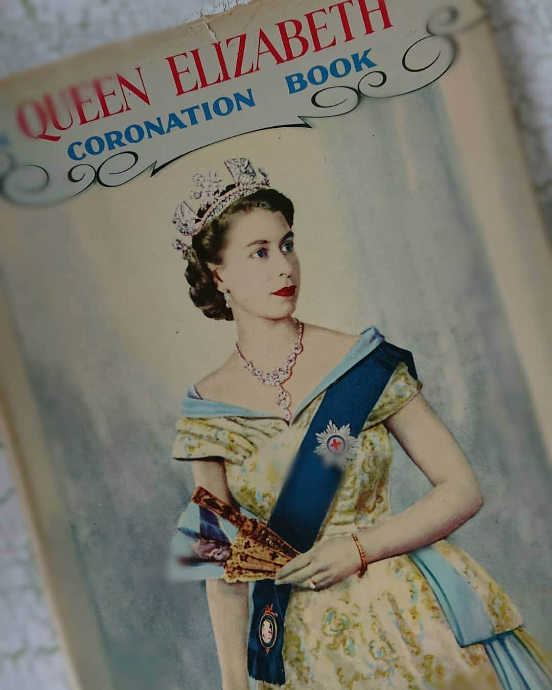 レトロスパイスのインスタグラム：「今日の写真は、『The Queen Erizabeth Coronation Book （エリザベス女王 戴冠記念写真集）』。 これも20日にネットショップにアップ予定。  前回、販売したときの半額位で出せる予定です～。 戴冠式の様子や、王冠の写真、王室での様子など、美しく貴重な写真が盛りだくさん♪  9ページ位は、ネットショップの商品ページに掲載いたしますので、よろしければイギリス王室の様子をのぞきに来てくださいね(^_^) 本好きの私としては、ちょっと手放しがたい気持ちもあるのですけどねっ。  でも、十分愛でましたので、いいかな～と(^_^) 実は私、本がすごくすごく好きみたいで、定期的に整理したり処分したりしているのですが、すぐにたまってしまいます(^_^;) それこそ床が落ちるんじゃないかというくらい。。。 結婚した当初、夫は、 「なぜこいつは、こんなに本を買ってくるのだ！？」 と、そうとうビックリしたようで・・・、 「これはすごい無駄遣いなんじゃないか？  図書館の本でガマンするとかできないのか？」 と思ったようです。  でも、夫が、何か知りたいことがあったとき、読みたい本が出てきたとき、私の本棚にたいていあることが多く、「これは便利♪」と思ってから、「まぁ、いいや」と思うようになったみたい。  みんなひとそれぞれ、大好きなこととか、気がついたら自然にやっていることとかあると思うのですが、  私の場合、活字を読む、文章を書くというのは、呼吸と同じ。  私にとっては、欠かせないことなんですよね～。 ちなみにうちの長男は、車とバイクが趣味だし、隣の骨董屋さんはアンティーク時計のコレクターさん。時計 Love です♪  みんなそれぞれ大好きなものがあって、他人から見ると「なんでそんなことにお金を使うの？必要ないでしょ」って、思われてしまうかもしれませんけど、  でも、「『豊かさ』って、『必要じゃないもの』の中にあるんじゃないかな」と、思います(^_^) 「必要じゃないけど大好きなもの」。 それを自分に許してあげるって、時にはちょっぴり勇気が必要かもしれませんけど、それを楽しむことは、自分への愛情表現の一つじゃないかな。  そんな風に思います(^_^) . . .  #レトロスパイス #アンティーク #アンティークショップ #アンティーク雑貨 #ヴィンテージ #ヴィンテージショップ #ヴィンテージ雑貨 #ビンテージ #ビンテージ雑貨 #ビンテージショップ #古道具 #古道具屋 #骨董 #骨董屋 #アンティークのある暮らし #暮らし #くらし #レトロ #インテリア #イギリス王室 #エリザベス」
