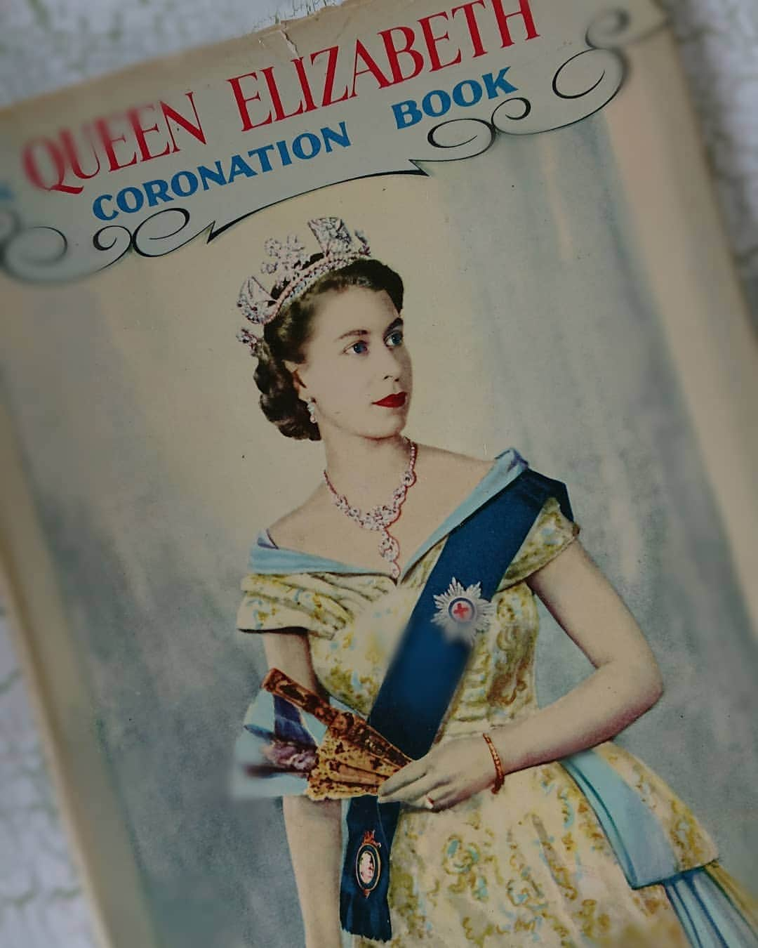 レトロスパイスさんのインスタグラム写真 - (レトロスパイスInstagram)「今日の写真は、『The Queen Erizabeth Coronation Book （エリザベス女王 戴冠記念写真集）』。 これも20日にネットショップにアップ予定。  前回、販売したときの半額位で出せる予定です～。 戴冠式の様子や、王冠の写真、王室での様子など、美しく貴重な写真が盛りだくさん♪  9ページ位は、ネットショップの商品ページに掲載いたしますので、よろしければイギリス王室の様子をのぞきに来てくださいね(^_^) 本好きの私としては、ちょっと手放しがたい気持ちもあるのですけどねっ。  でも、十分愛でましたので、いいかな～と(^_^) 実は私、本がすごくすごく好きみたいで、定期的に整理したり処分したりしているのですが、すぐにたまってしまいます(^_^;) それこそ床が落ちるんじゃないかというくらい。。。 結婚した当初、夫は、 「なぜこいつは、こんなに本を買ってくるのだ！？」 と、そうとうビックリしたようで・・・、 「これはすごい無駄遣いなんじゃないか？  図書館の本でガマンするとかできないのか？」 と思ったようです。  でも、夫が、何か知りたいことがあったとき、読みたい本が出てきたとき、私の本棚にたいていあることが多く、「これは便利♪」と思ってから、「まぁ、いいや」と思うようになったみたい。  みんなひとそれぞれ、大好きなこととか、気がついたら自然にやっていることとかあると思うのですが、  私の場合、活字を読む、文章を書くというのは、呼吸と同じ。  私にとっては、欠かせないことなんですよね～。 ちなみにうちの長男は、車とバイクが趣味だし、隣の骨董屋さんはアンティーク時計のコレクターさん。時計 Love です♪  みんなそれぞれ大好きなものがあって、他人から見ると「なんでそんなことにお金を使うの？必要ないでしょ」って、思われてしまうかもしれませんけど、  でも、「『豊かさ』って、『必要じゃないもの』の中にあるんじゃないかな」と、思います(^_^) 「必要じゃないけど大好きなもの」。 それを自分に許してあげるって、時にはちょっぴり勇気が必要かもしれませんけど、それを楽しむことは、自分への愛情表現の一つじゃないかな。  そんな風に思います(^_^) . . .  #レトロスパイス #アンティーク #アンティークショップ #アンティーク雑貨 #ヴィンテージ #ヴィンテージショップ #ヴィンテージ雑貨 #ビンテージ #ビンテージ雑貨 #ビンテージショップ #古道具 #古道具屋 #骨董 #骨董屋 #アンティークのある暮らし #暮らし #くらし #レトロ #インテリア #イギリス王室 #エリザベス」5月18日 17時40分 - retrospice_tokyo