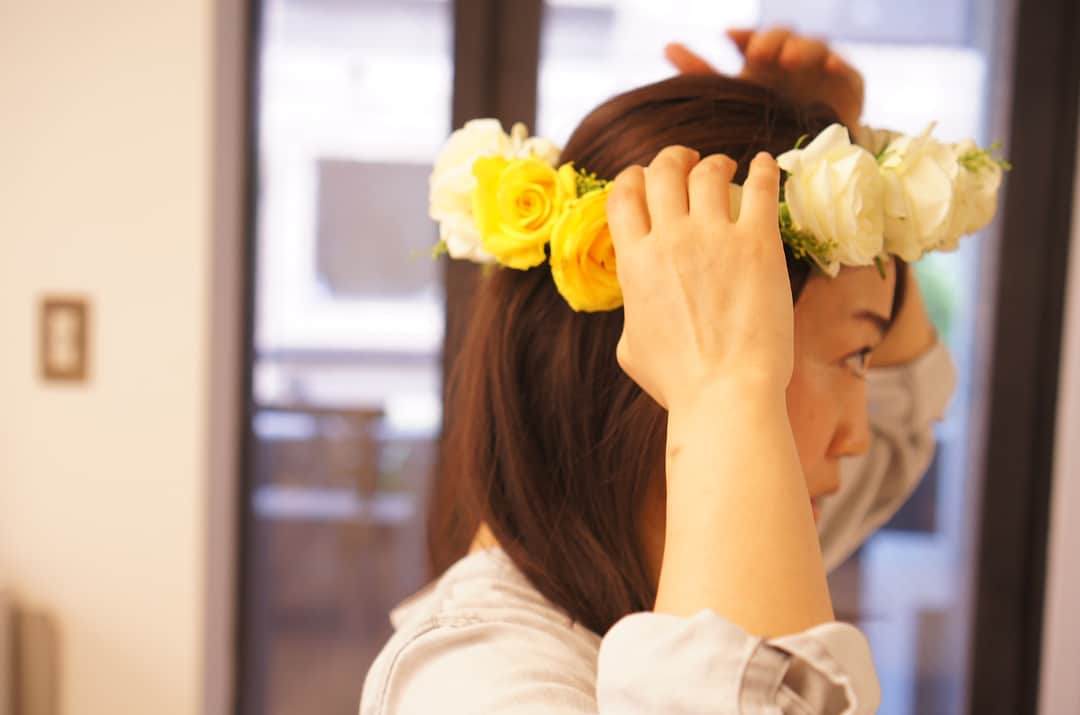 池上真麻さんのインスタグラム写真 - (池上真麻Instagram)「レッスンで生花の花冠を作りに来たYちゃん。花嫁の衣装合わせみたい😍 生花のワイヤリング、贅沢です！ . #サロンドール #花のある暮らし #フラワーアレンジメント #生花 #レッスン #花冠 #花嫁 #wedding #flowercrown #お教室 #お稽古 #麻布十番 #南麻布 #白金高輪 #フラワースクール #salondor  #instaflower  #flowers #flowerarrangement  #flowerstagram #池上真麻」5月18日 18時08分 - marsaikegami