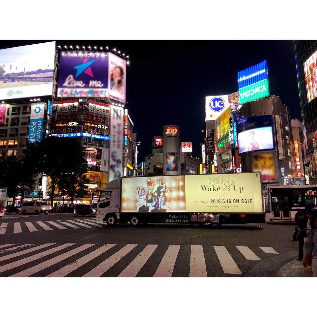 TWICE JAPANさんのインスタグラム写真 - (TWICE JAPANInstagram)「05.16(水)に発売されたTWICE JAPAN 3rd SINGLE『Wake Me Up』のトラックが渋谷・原宿エリアを走行中！ 夜になると輝くTWICEが♪ ぜひ見つけてください！  #TWICE #WakeMeUp」5月18日 18時03分 - jypetwice_japan