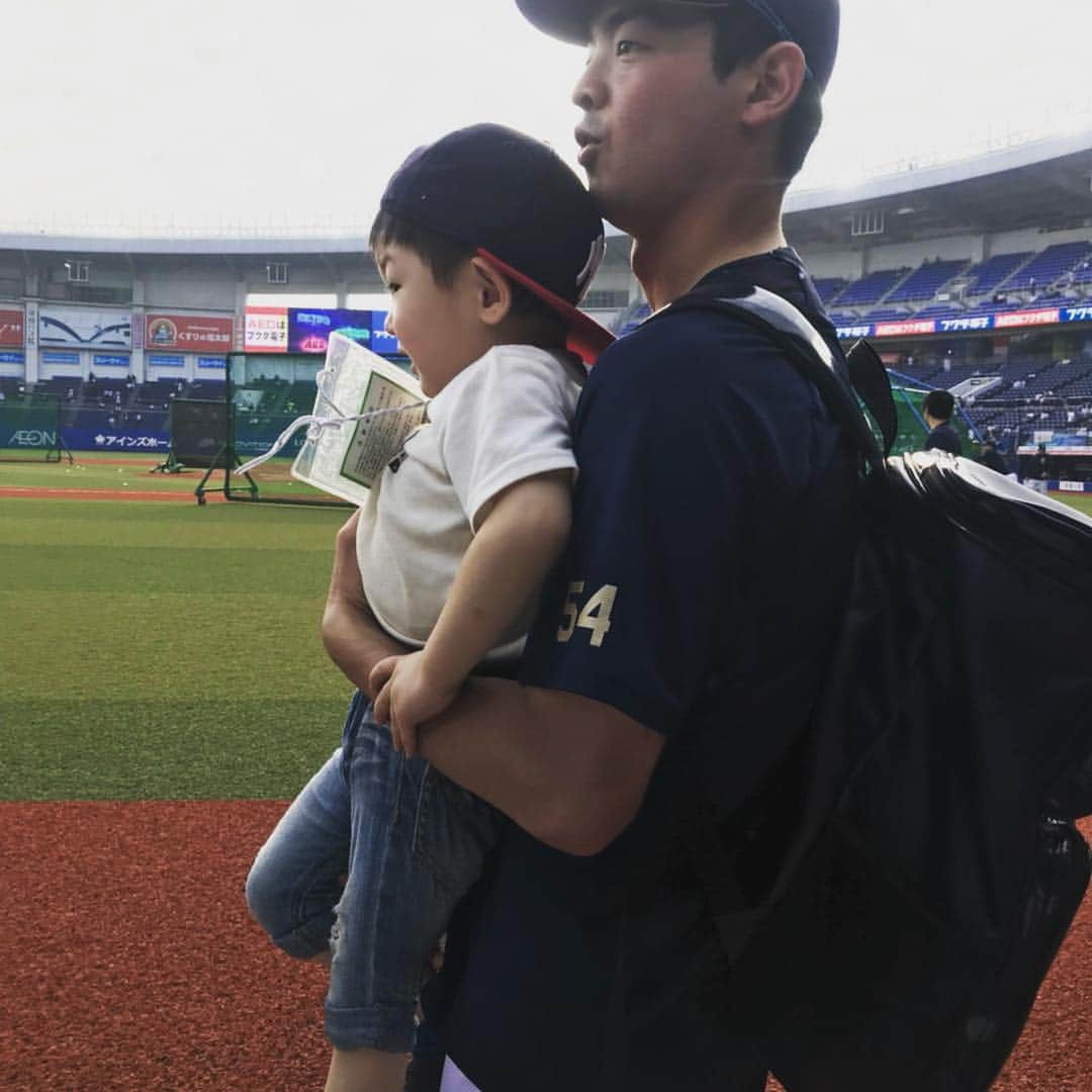 黒木優太のインスタグラム：「甥っ子よ大志を抱け。 今回は投げてる姿を見せられなかったけど今度は良いところ見せられるようにおじさん頑張るよ。笑 いつか大きくなったらプロ野球選手になりたいって思ってもらえるように頑張らないと。 #甥っ子 #すれ違う諸先輩方に #こんちわー#オニの連発 #ZOZOマリン #オリックス #ロッテ #おじさん頑張ります」