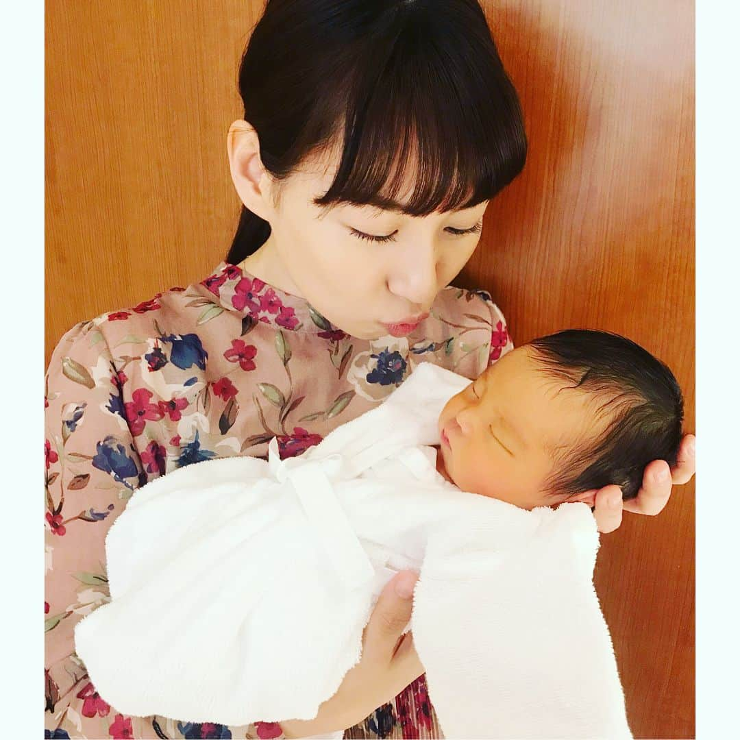 増田有華さんのインスタグラム写真 - (増田有華Instagram)「＊ お世話になった元マネージャーさんが出産！！！！ 生まれたての赤ちゃんを見たのは、人生ではじめて。小さくて柔らかくてビックリしました。 長年一緒に頑張ってきたマネージャーさん。他人事に思えなくて、無事に出産できたことに感動😭 母親って凄いね！ホントに。 ・ この世に生まれてまだ3日なのに寝ながらお乳を吸う練習。ストイック！ 生きるんだー！！ってエネルギーが凄い。 健やかに育つんだよ〜。次会うのが楽しみだっ。 ＊ #出産 #母 #マネージャー #友達みたいな人。 #笑 #まーちゃん #おめでたい #周りがどんどん #結婚 #出産 #わたしは #全く #焦っていません #時が来るさ #何事もタイミング」5月18日 17時56分 - masuyuka_official