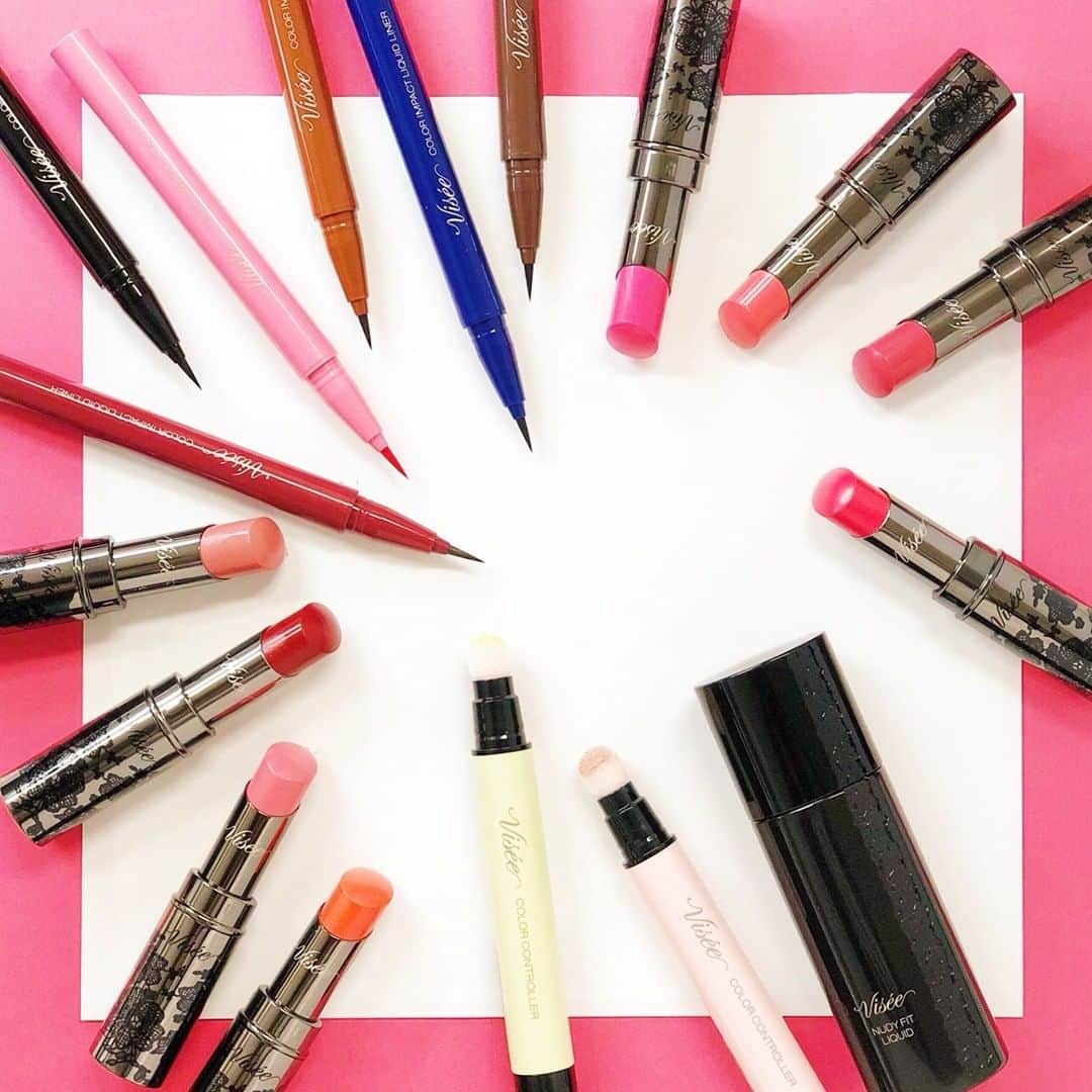 PUPE KOSÉ（プペ コーセー）のインスタグラム：「・ ＼ヴィセ リシェ❤️夏コスメ情報📢／ ・ そろそろ夏メイクの研究🔍スタート❤️ まず揃えるべきはこの4️⃣つ💓✨ 1️⃣眩しい太陽☀️にピッタリな カラフルなアイライナー💕 2️⃣濃密なカラーと輝きを唇にON💋 美発色のリップスティック✨ 3️⃣自然光であらわになる肌のアラ😱💦を さりげなくカバーするファンデ✨ 4️⃣気になる肌悩みをカバーする コントロールカラー💫 限定色のチェック☑️もお早めに‼️ ・ 1️⃣左上：ヴィセ リシェ　カラーインパクト リキッドライナー★全6色＋限定2色 左からRD440、BK001、PK840、BR341、BL940、BR340 ・ 2️⃣左下＆右上：ヴィセ リシェ　カラーポリッシュ リップスティック★全8色 左下：上からBE320、RD423、PK823、OR221 右上：上からPK820、OR220、PK825、RD420 ・ 3️⃣右下：ヴィセ リシェ　ヌーディフィット リキッド★全4色 ・ 4️⃣下：ヴィセ リシェ　カラー コントローラー★全2色 左からGR-2、PK-1 ・ ・ 「ヴィセ」で検索！ViséeアカウントもCheck！ @visee_kose ・ #ヴィセ #visee #ヴィセリシェ #ローラ #安室奈美恵 #アイライナー #カラーアイライナー #リップ #口紅 #ファンデ #ファンデーション #コントロールカラー #夏コスメ #夏メイク #新作コスメ #メイク好き #メイク大好き #コーセー #プチプラ #プチプラコスメ #お洒落好きさんとつながりたい #女子力 #コスメ好きさんと繋がりたい #コスメ大好き #PUPEKOSE #kose #japan #japanesecosmetics #instagood #インスタ映え」