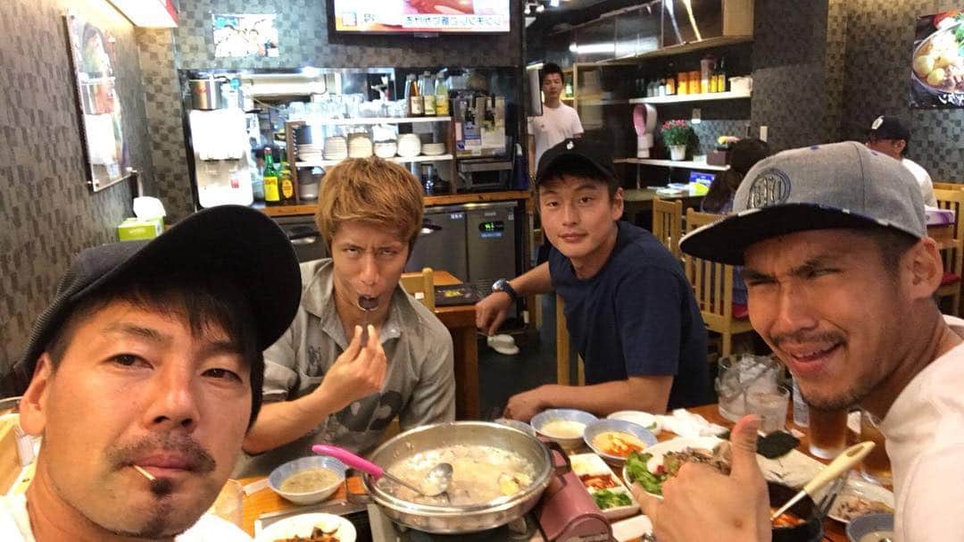 辻周吾のインスタグラム：「昨日、ダイスケさん、ザトさん、スンジンさんに韓国料理連れてってもらいました〜😋🥓 今週末もがんばるぞ❗️ #参鶏湯」
