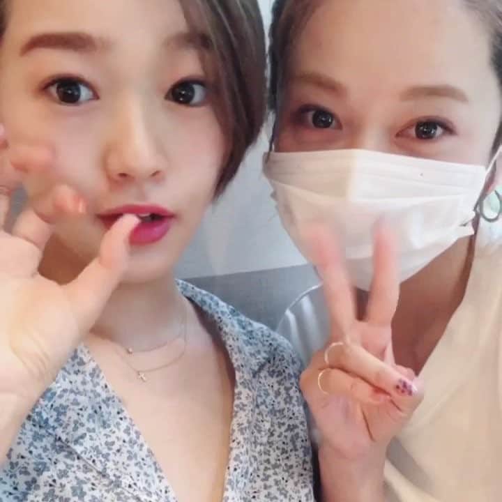 猪鼻ちひろのインスタグラム：「ドアップどーん🙏🏻 自然すぎるマツエクさん👀 (2枚目かなりリアルです！) いつも最初2人でたくさん喋るけど 心地よくて爆睡してしまうのが お決まりのパターン😂 @fraisier_ @nao_70koro  いつもありがとうラブ☺️💋 #顎は昔からしゃくれてる方 #まつ毛エクステ #略して #マツエク」