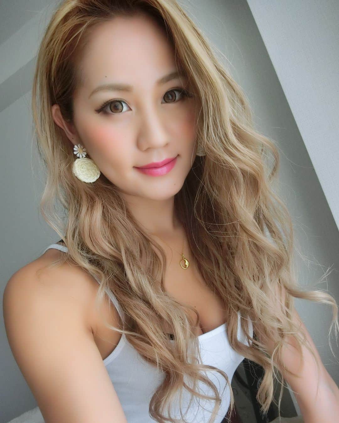 LORYのインスタグラム：「お天気いいし、 可愛いおにゅーのピアスして 大好きなお友達とランチして いい一日でした(*´꒳`*)❤️❤️ . いつも愛用してる @cococharinnie_ の ハンドメイドピアス🌼 金アレだから樹脂でオーダー☺️✨ あーんかわいいっ😍💘🌴 #happy #sunnyday #cococharinnie #looory #ピアス」