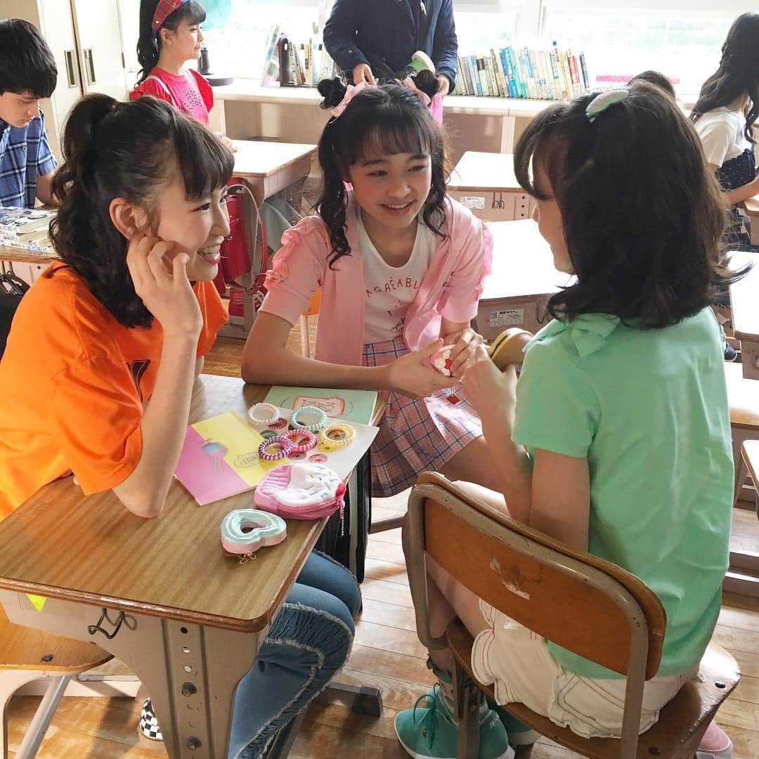 ニコ☆プチのインスタグラム：「プチ☆コレ8オープニングムービーの オフショット💘 かわいいアイテムを前に 楽しくおしゃべりちゅー😘 #プチコレ8 #町田恵里那 #林芽亜里 #琴楓  #ニコプチ #プチモ」
