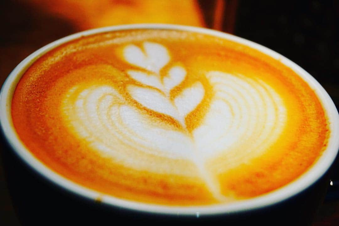 SORAXNIWAのインスタグラム：「D5-18 ▷Latte art Experience ラテを淹れる体験ができちゃうラテアート体験会を不定期で 開催しています！！ . . . . . 参加者募集中〜😍 【information】 ラテアート体験会開催のお知らせ！ . . 5/21に当店のスタッフによるラテアート体験会を行います✨ . 日程: 5/21(月) 時間: 19:00-20:30 約90分 場所: ソラトニワ原宿店 人数: あと5名様まで[予約制] 金額:¥2,160(税込)お一人様 | | 初心者の方でも大歓迎です◎ 気になった方、興味のある方はコメントやDMまたはこちらまで📞 (☎︎03-6804-1680) . . . . . #retrip_cafe_東京 #tokyocafe #harajuku #原宿カフェ #wifi #電源カフェ #latte #latteart #experience #workshop #ラテアート #cobigelow #体験 #spring #springday #heart #tulip」