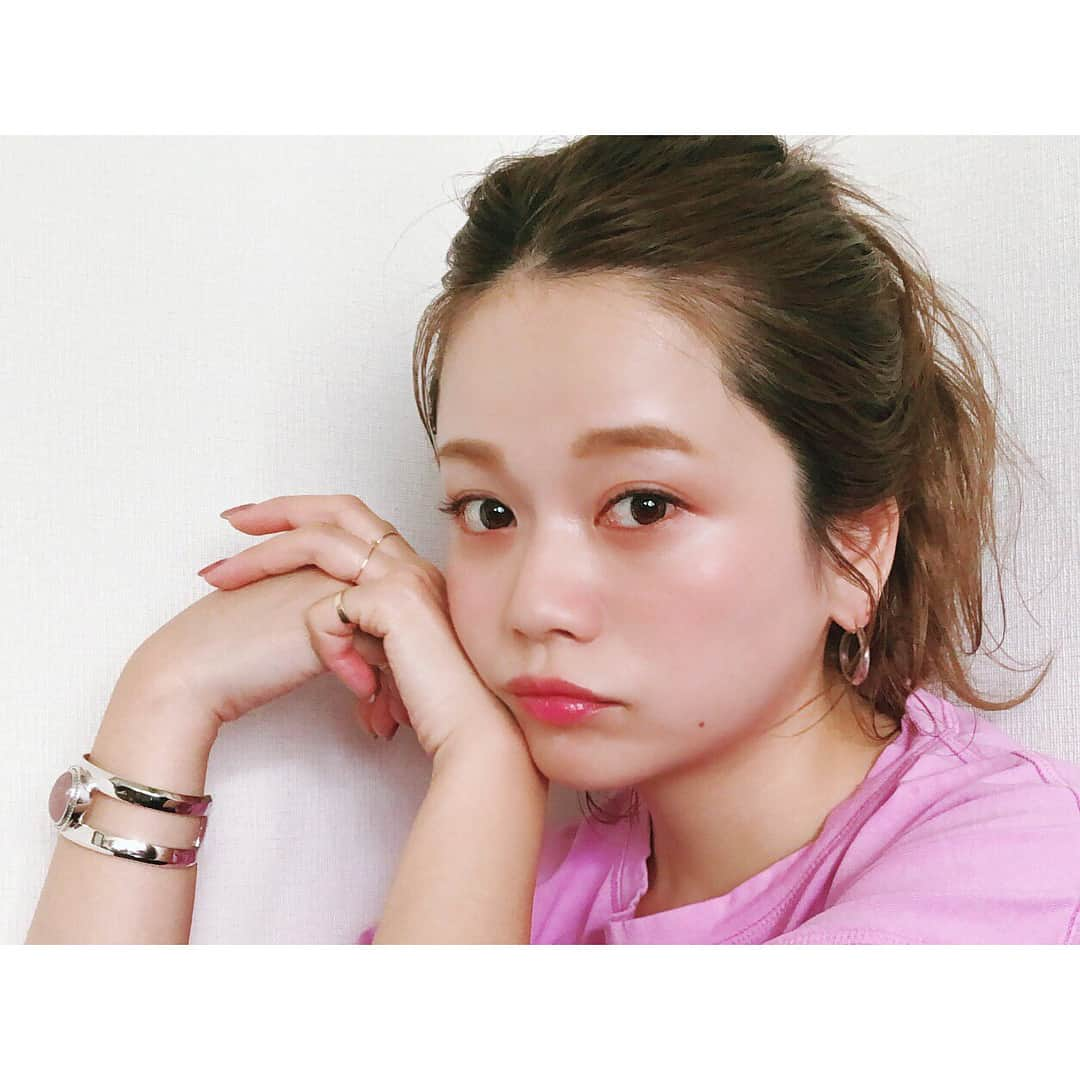 高山直子さんのインスタグラム写真 - (高山直子Instagram)「いっっちばん質問いただく日のメイク🙃💄 ほんとは動画撮り始めたんだけど、鼻の下伸びてたのでカラーアイライナー引くとこだけ載せます🤣笑 とりあえず、色物だけ品番📝 ✔︎NARSデュオアイシャドー3902 ✔︎espoir GRAFFITO ✔︎THREEシマリングリップジャム13SILENCE SAYS このアイテムだけはまじで使える💮 ●NARSの左のピンクシャドウを上下につけます。下は目頭から目尻までしっかりと♡（もはや下だけでもいい◎） ●上はダークブラウンのライナーでまつげの間埋めるように細めに引く。 ●下はレッドブラウンのカラーライナーで粘膜に。espoirは韓国コスメなので日本コスメで代用だとマジョマジョとかがいいかも♡ ●チークはよく払ってほんのりと、リップはベージュ系だと馴染みます◎ THE・褒められ顔〜🙃 #メイク#セルフメイク#カラーメイク#アイライナー#カラーライナー#メイク動画#メイク道具#コスメ#コスメ好き」5月18日 20時12分 - nao_70koro