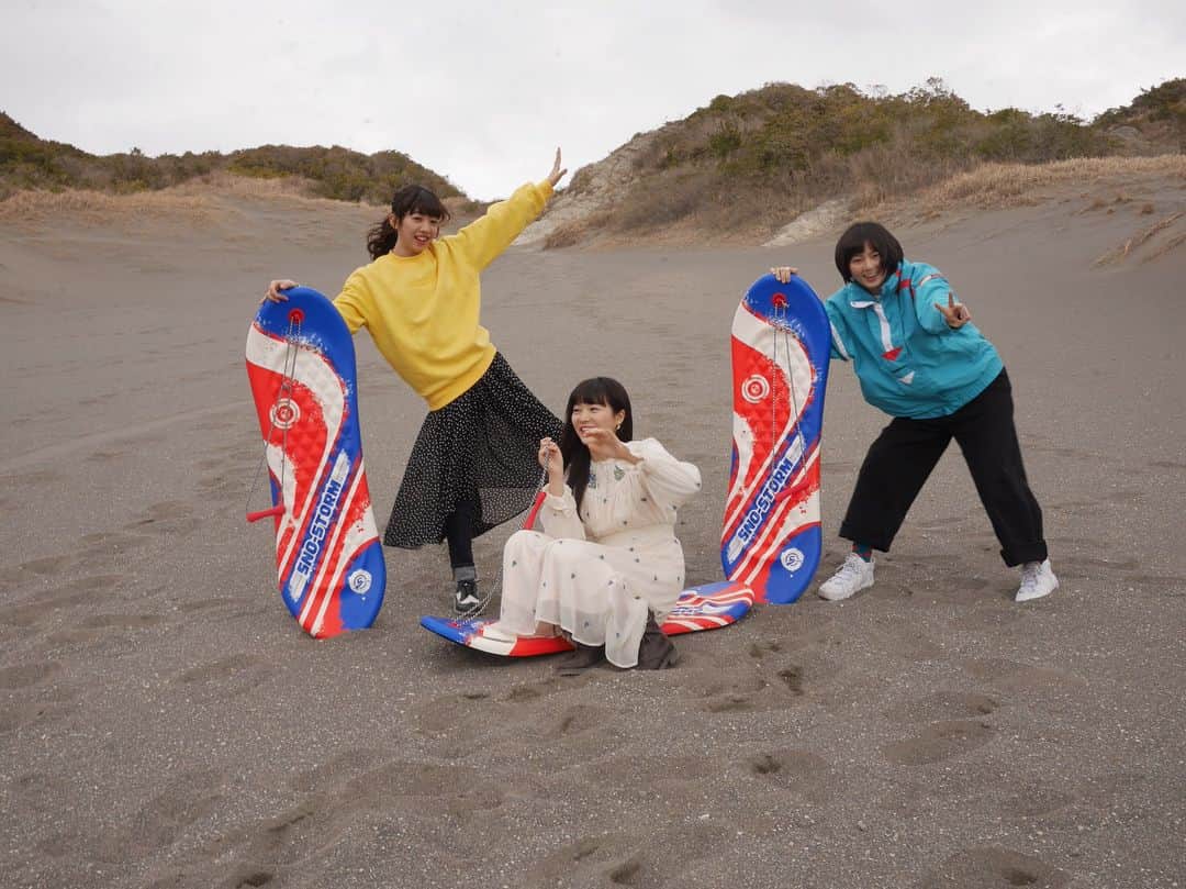 中山莉子さんのインスタグラム写真 - (中山莉子Instagram)「→ ㅤㅤㅤ 皆さん、#サンドスキー をするときは動きやすい服装で行きましょう。ㅤㅤㅤ ㅤㅤㅤ #服装失敗ㅤㅤㅤ #滑らずただすわってるだけ#楽しかったㅤㅤㅤ ㅤㅤㅤ ㅤㅤㅤ #春ツアーパンフレットオフショットㅤㅤㅤ #私立恵比寿中学#エビ中」5月18日 20時23分 - nakayama_riko_official