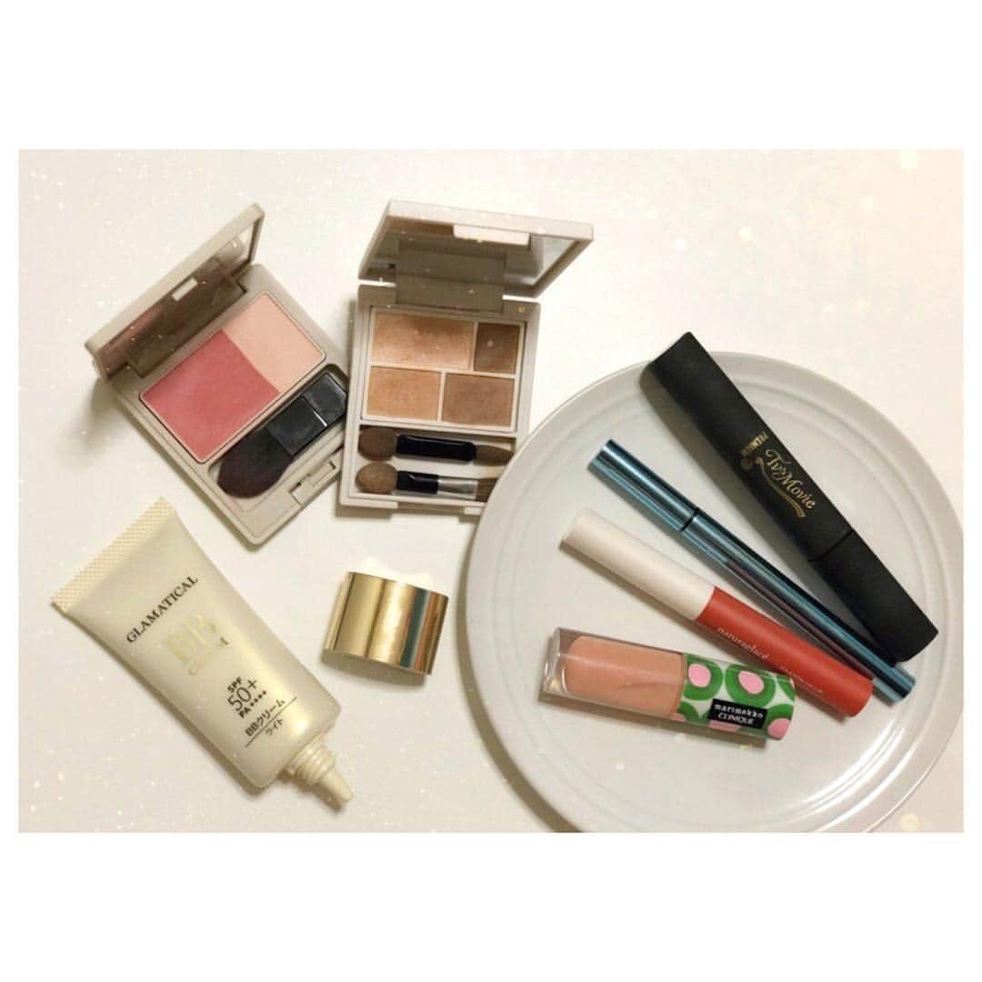 のインスタグラム：「. 今日も暑かった🙄 . ベースは、 #glamatical  #グラマティカル の #BBクリーム で時短仕上げ✨ 見た目はツヤっぽいんだけど パウダーinなのでサラっとして ベタつかないのが良い😍 (TOPVALUで取り扱ってるよ！) . 目元は、 @vintorte  #vintorte #ヴァントルテ の #msアイズパレット (ブラウン) でナチュラル... と思わせつつ...  @loveliner_official @msh_labo #loveliner #ラブライナー アクアブルー(リニューアル前の カラーコレクション)で、 カラーラインをプラス🐳 . と... 長々と書いたものの、 メイクpicはまた明日載せます笑 (😂) . #メイク #ベースメイク #コスメ #アイメイク #アイシャドウ #アイライナー #カラーライナー #チーク #リップ #グロス #マリメッコ #クリニーク #ナチュラグラッセ #化粧 #化粧品 #美容」