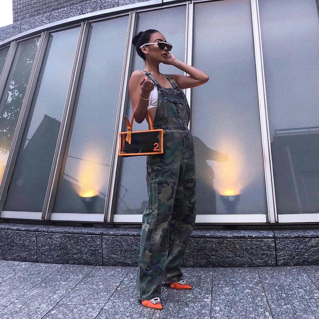 のインスタグラム：「Fri YAY night🥕🥕 #ootd Overalls/vintage Bag/ @dior Sunglasses/ @kenzo @hm Shoes/ @yelloshoes_official CREO MULES オレンジとカモは私の鉄板コンボなの🧡 #YELLO 今週も走りきった⛹🏻‍♀️⛹🏻‍♀️⛹🏻‍♀️⛹🏻‍♀️」