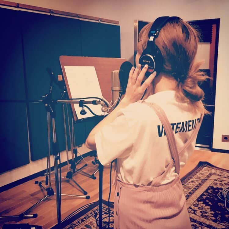 吉田菫さんのインスタグラム写真 - (吉田菫Instagram)「. . 7/11にNew single「19 summer note.」をリリースします🌻 久々の夏曲です◎ . . 19歳って大人でも子供でもない特別な年齢だと思っていて、その年代のスピード感、青春、蒼さ、夏の儚さ、愛おしさみたいの全部詰め込みました◎10代を経験したからこそかけた19 summer note.です。  今回は作詞作曲しました☺︎ 八月の夜以来、なおきゃんと作るのはビーサン以来かなぁ！あれこれひたすら作って楽しかった！各パートのアレンジも音も超いいので最高♡みんな頑張った♡ . ぜひチケットバンドルゲットして夏の三大ライブにも来てください❤️📔 . 夏も10代も一瞬なのです🎐 . .」5月19日 1時01分 - sumiredooon1228