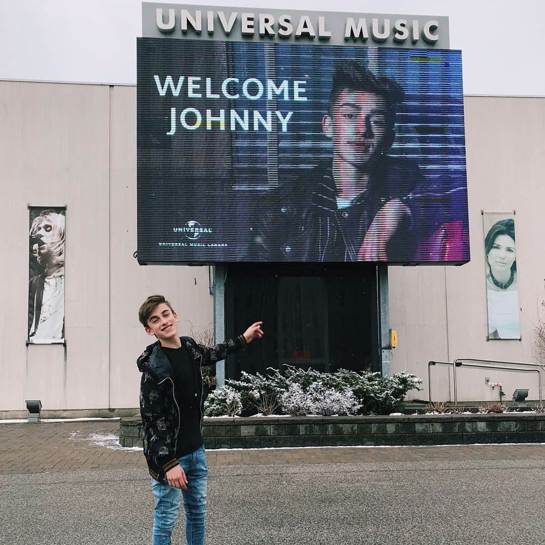 ジョニー・オーランドのインスタグラム：「I am very excited to officially announce that I have signed with Universal Music Canada! this has been a big dream of mine since i was a little kid. looking forward to the future with the team at @umusic, big things & lots of music on the way🌟🇨🇦🌎」