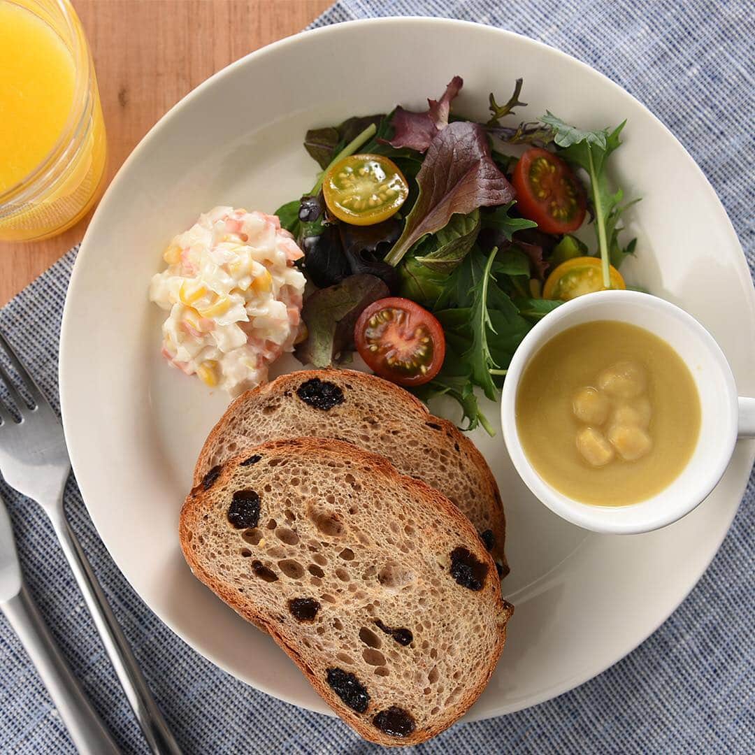 ANDERSEN アンデルセンさんのインスタグラム写真 - (ANDERSEN アンデルセンInstagram)「Good morning! . サラダやスープをワンプレートに盛り付けて、 モハべレーズンと胡桃のブロートを添えて 元気な朝食に。 . 今日もハッピーな1日を♪ . #アンデルセン #ベーカリー #パン #アンデルセンのパン #バラエティブレッド #モハべレーズンと胡桃のブロート #ワンプレート #モーニング #サラダ #スープ #朝食 #朝ごはん . #andersen #bread #bakery #instabread #instafood #varietybread #morning #breakfast #salad」5月19日 6時33分 - andersen_official_jp