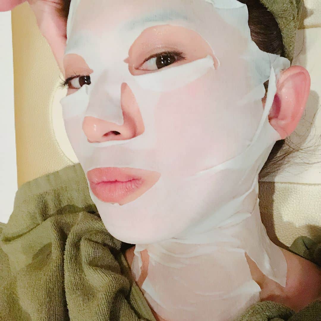 森下千里のインスタグラム：「. パック大好きなわたしとしては、 首までできるなんて、感動🤭❤️ しかも、その上に貼れる導入器！ 時代の進化にさらに感動🙌🏻 . . 毎回楽しいから、つい来ちゃいたくなるサロン 美assist には、こんなオモチャもあるのね。 . . #beautiful #skincare #skin #美assist #栄 #感動が詰まってる #おさぼり美容 #ズボラなわたし #やってもらえてハッピー #癒し」