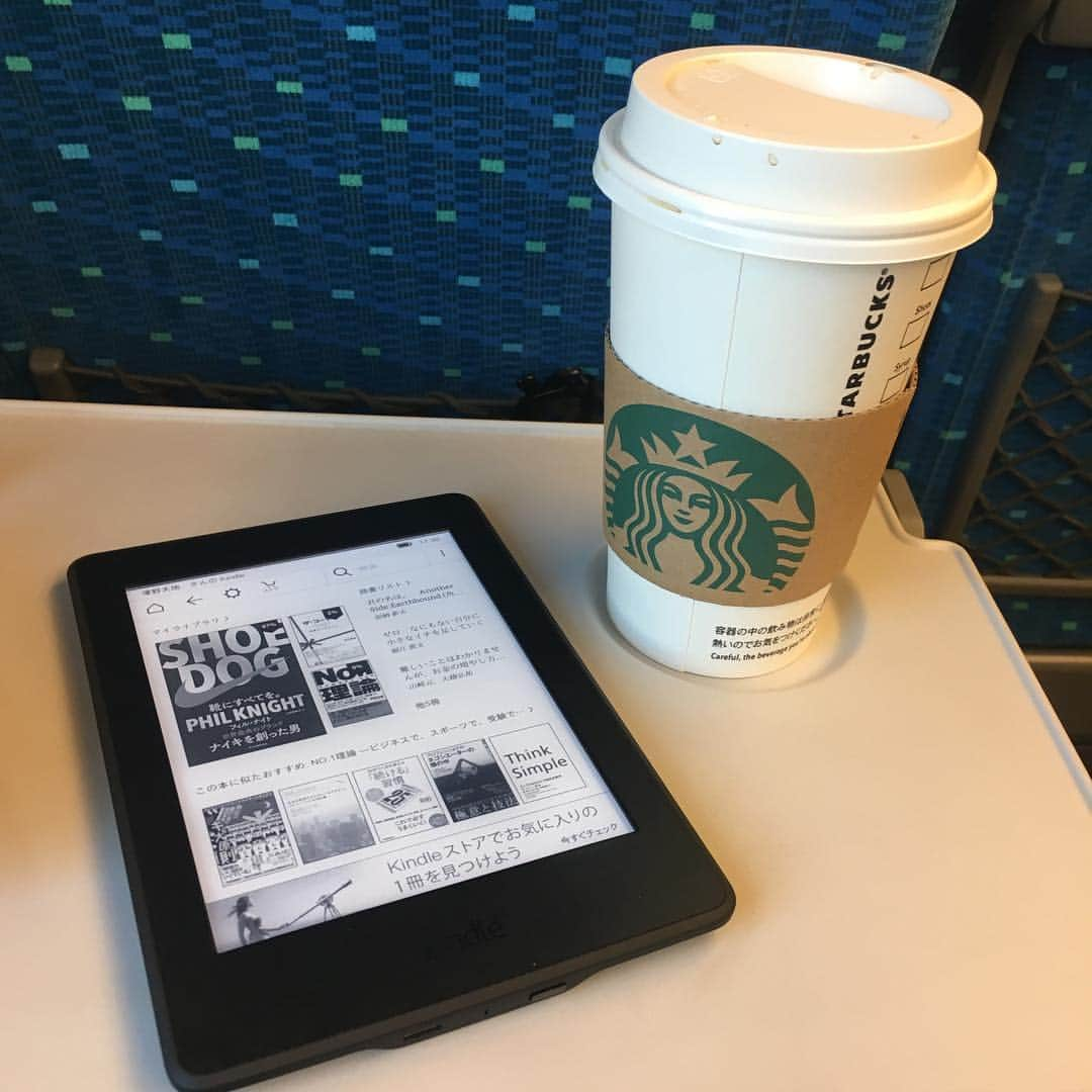 澤野大地さんのインスタグラム写真 - (澤野大地Instagram)「旅のお供。 #shinkansen #starbucks #coffee #kindle #shoedog #セイコーGGP」5月19日 17時32分 - daichisawano