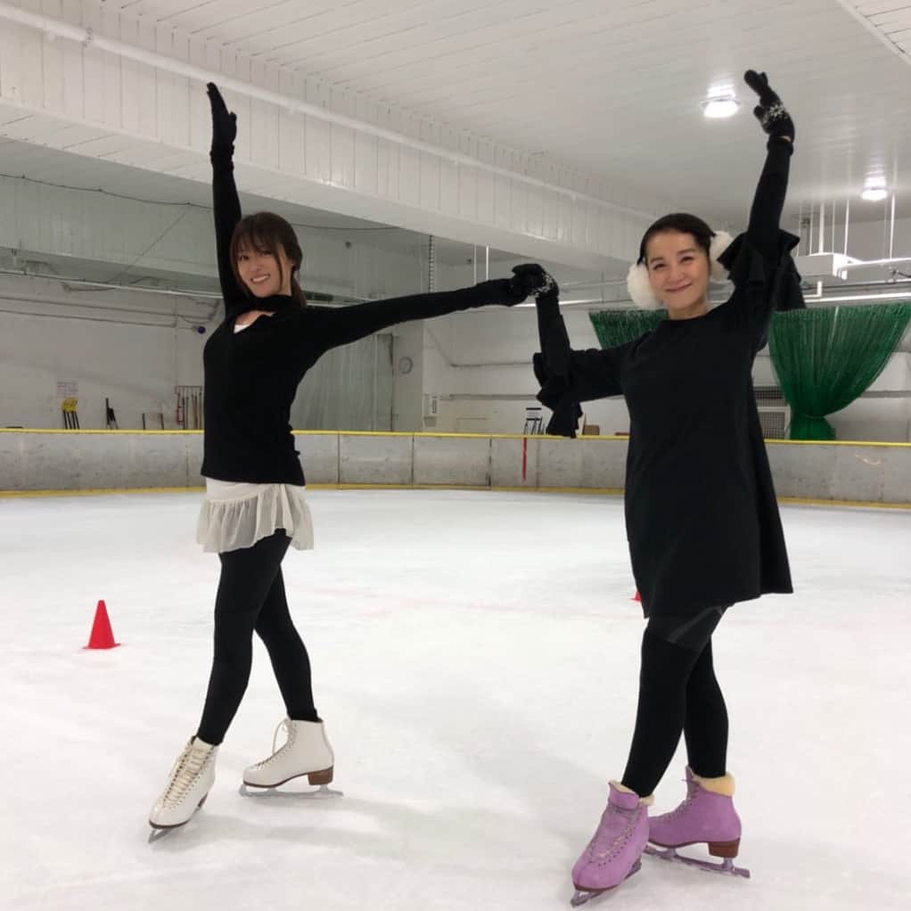 深田恭子のインスタグラム：「先日篠原ともえちゃんとアイススケートのレッスンに行ってきました⛸久々だったので、先生に基礎から教えて頂き、お写真と動画も撮って頂けました❣️（本来はリンクは撮影禁止で指導者の方のみみたいです💦）あぁスケート気持ち良かったぁ💌写真や動画はなんとか滑っていますが、実は派手に3回（4回かな？）も転んでしまいました😅ここ最近の1番痛かった出来事でした🤭❄️ もっと上手になりたいから地道に楽しみながら練習通います☃️❣️ #アイススケート #篠原ともえ さん #kyokofukada #顔が切れてしまっていたのでもう一度アップします #コメントいいね下さった方申し訳ありません😣」