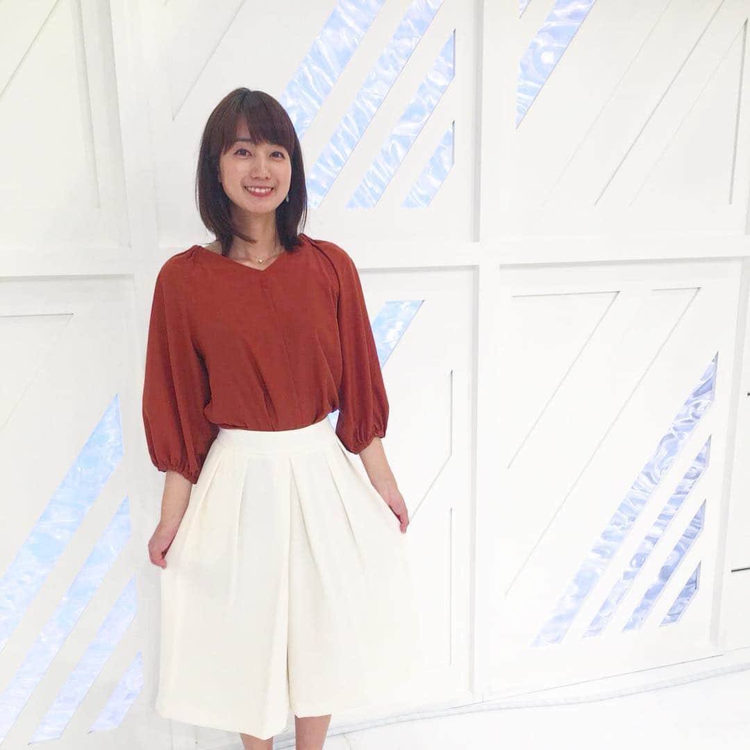 のインスタグラム：「金曜日の衣装です✨ ボトムスはスカートに見えますが、キュロットでした。 #ももち浜s特報ライブ  #LYRIX」