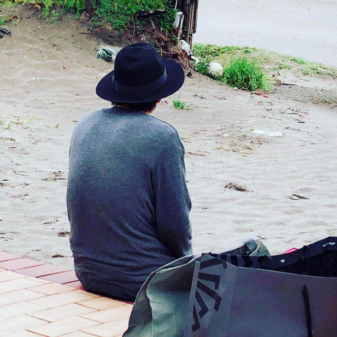 おっさんずラブ 武蔵の部屋のインスタグラム：「休日にふらりと散歩をしていたら、むむ⁉️あそこに見ゆるは、はるたんではないか∑(ﾟДﾟ) #えっめっちゃカッコいいんだけど #なにあのハット🎩 #鳩出ちゃうかな鳩出ちゃうかな #私はハットになりたい #何ならはるたんの踏みしめる砂でも可🙆‍♂️ #にしても見慣れぬオシャンな私服である #待ち合わせだろうか #えっ誰と誰と誰と #嫉妬 #今週はそんなジェラりんぐ武蔵だお」