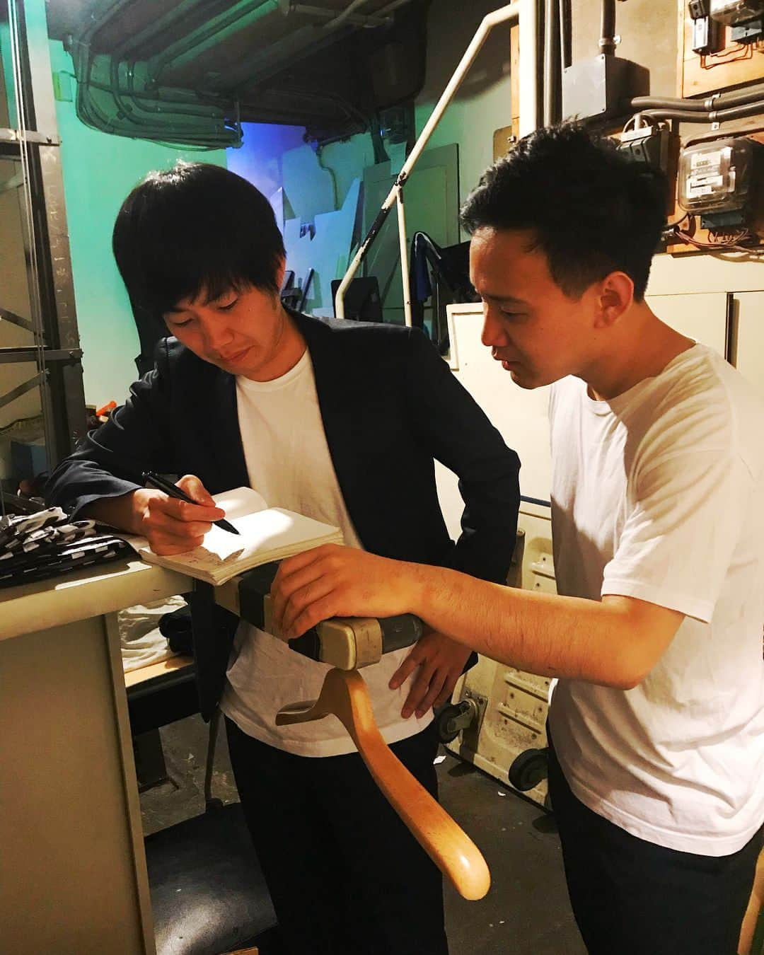 よしもと祇園花月さんのインスタグラム写真 - (よしもと祇園花月Instagram)「本日、前説に出演している黒帯のお2人👀🌿 出番合間も真剣にネタ打ち合わせ中🤭‼️ ・ 実はこのお2人🎙 6/15(土)「夏の本公演に出演する芸人をあなたが決めるLIVE」 に出演します👯‍♂️✨ ・ 「このライブにかけてます‼︎」とのこと🔥🔥🔥 気合いMAXでした👊 見逃せない熱い戦いになりそうです🤩❣️ ・ 本公演に出れるか出れないかはあなた次第‼️ 清き一票をぜひ投票しに来てください🙌🌻 ・ #よしもと祇園花月 #祇園花月 #京都 #祇園 #前説 #ライブ #黒帯 #清き一票をよろしくお願いします #あなた次第 #負けられない戦いがここにある」5月19日 11時39分 - gionkagetsu