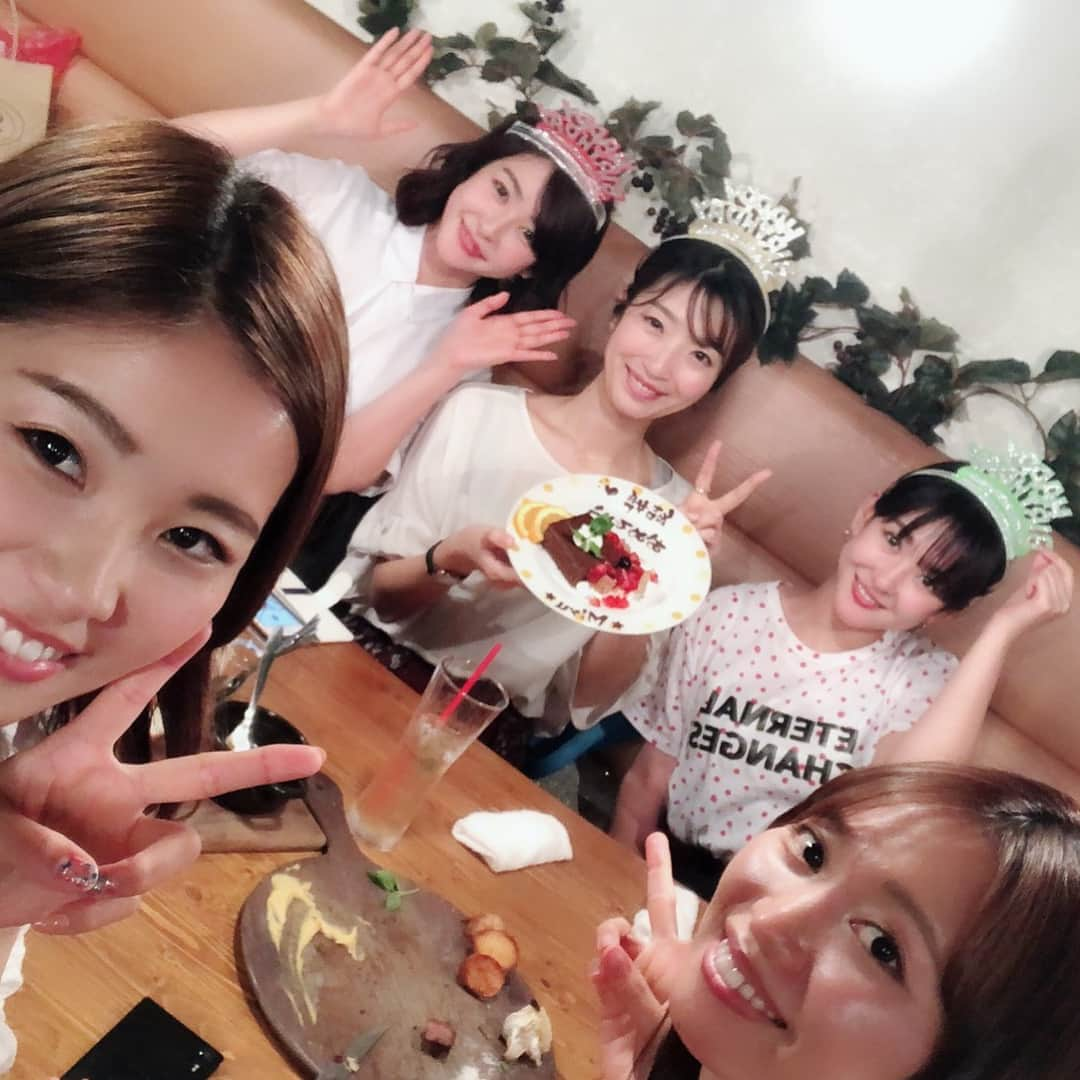 加藤美祐さんのインスタグラム写真 - (加藤美祐Instagram)「先日、#16代目ミニスカポリス 時代メンバーとご飯しました☺️✨ のん、はる、ちーちゃんは4月が誕生日😊❤️ 25歳で出会い、30代を一緒に迎えられてホクホクしてます☺️🎊 そしてそして、えらいこっちゃ😭！ みんなから、サプライズで私の結婚祝いもしてもらいました😭😭😭💕 本当にありがとう！ ご飯もお花もプレートもすっごく嬉しい😭🙏✨ みんな本当にありがとう！ そしておめでとう😘❤️これからもずっとお祝いさせてね！  #誕生日 #happybirthday  #あーちゃんも1月happy birthday #Ｌ #双子 の見分けが怪しくなってきた #婚約祝い #結婚祝い #ありがとう 💕#おもいでぐらむ #すきなものぐらむ」5月19日 11時38分 - muwkato