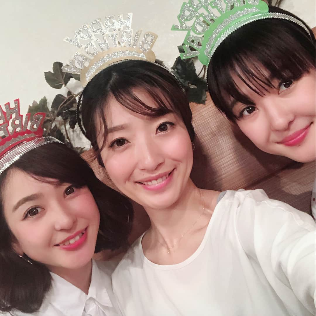 加藤美祐さんのインスタグラム写真 - (加藤美祐Instagram)「先日、#16代目ミニスカポリス 時代メンバーとご飯しました☺️✨ のん、はる、ちーちゃんは4月が誕生日😊❤️ 25歳で出会い、30代を一緒に迎えられてホクホクしてます☺️🎊 そしてそして、えらいこっちゃ😭！ みんなから、サプライズで私の結婚祝いもしてもらいました😭😭😭💕 本当にありがとう！ ご飯もお花もプレートもすっごく嬉しい😭🙏✨ みんな本当にありがとう！ そしておめでとう😘❤️これからもずっとお祝いさせてね！  #誕生日 #happybirthday  #あーちゃんも1月happy birthday #Ｌ #双子 の見分けが怪しくなってきた #婚約祝い #結婚祝い #ありがとう 💕#おもいでぐらむ #すきなものぐらむ」5月19日 11時38分 - muwkato