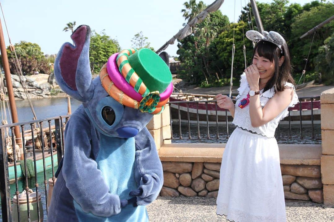 浜田由梨のインスタグラム：「スティッチが！わたしの誕生日のお祝いにウクレレを弾いてくれています。かわいいプレゼントすぎて思わず爆笑 #disney #disneyland #東京ディズニーシー #instagood #instafashion #japan #birthday #stitch #present」