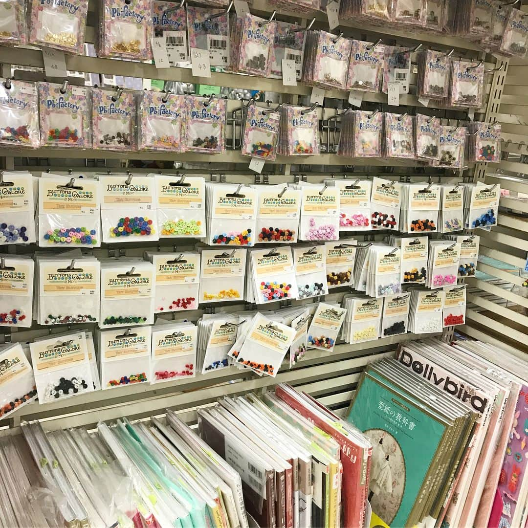 オカダヤ新宿本店コンシェルジュさんのインスタグラム写真 - (オカダヤ新宿本店コンシェルジュInstagram)「. ドールサイズのニットに挑戦してみたい方は5FB毛糸売場へ。 書籍内では1.5ｍｍの編み針が案内されていますが、1.3ｍｍのビーズ編み針で代用可能です。 お求めの際は【1.3ｍｍ幅のビーズ編み針】とスタッフにお伝え下さいませ。 . ＊長さは11cmと20cmがございます。パーツや作品に応じてお選び下さい。 ＊ビーズ編み針は2本組です。マフラーや帽子は2本で大丈夫ですが、セーター類は4本必要になるのでご注意ください。 . 6FAボタン売場では、バックナンバーやカーディガンに使える1/6サイズボタンも取扱っておりますので、ぜひこちらも合わせてチェックしてみて下さい☆ . #オカダヤ #新宿オカダヤ #毛糸 #編み物 #ミニチュア #ドール #リカちゃん #ブライス #ブライスニット #ブライスアウトフィット #オチビッツのお人形服 #okadaya #okadayashinjuku_concierge #dollybird #ochibitsdollclothes #knit #knitting #handmade #miniature #dollclothes #blythe #blythedoll #dollknits #handmade」5月19日 12時36分 - shinjuku_okadaya