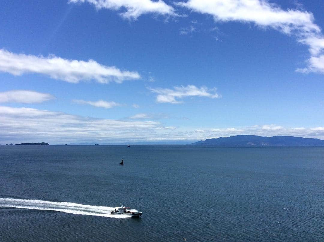 祥吉さんのインスタグラム写真 - (祥吉Instagram)「青空 昨日の雨で空気の洗濯 久しぶりにくっきりと小豆島が望めます ． 皆様、素敵な週末をお過ごしください☺️ ． #赤穂#赤穂御崎#赤穂温泉#赤穂温泉祥吉 #潮彩きらら祥吉 #祥吉#瀬戸内海#海#空#青空#雲#小豆島#小豆島が見える #船#漁船#景色#風景」5月19日 12時48分 - akoshokichi