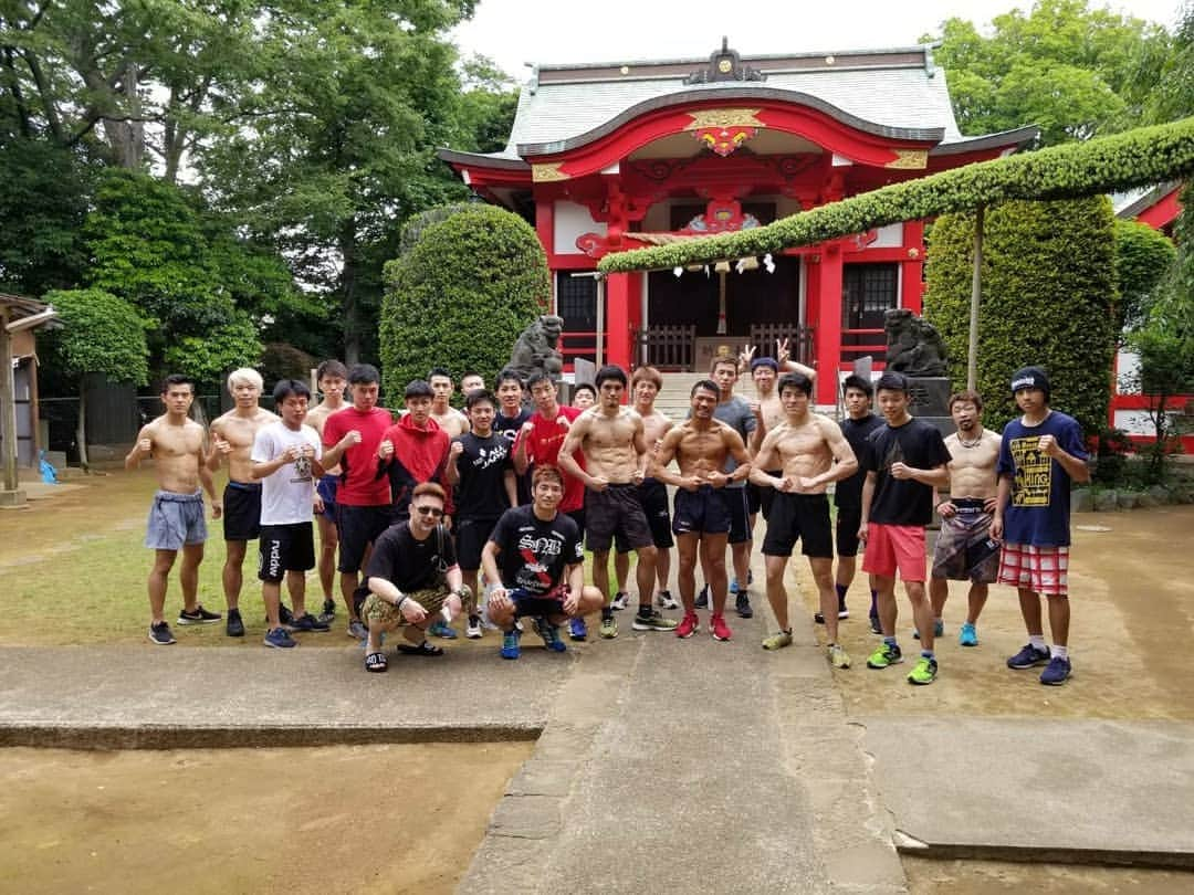 清水聡さんのインスタグラム写真 - (清水聡Instagram)「階段トレーニング後の蕎麦屋で食事！佐久間さん御馳走様でした！ 今日も良いトレーニングが出来ました。 大阪合宿の筋肉痛が一週間経ってもまだ取れてないので持ち越しです。笑 #ボクシング#boxing#体幹#体幹トレーニング #大橋ボクシングジム #八重樫東」5月19日 13時44分 - satoshishimizu0313