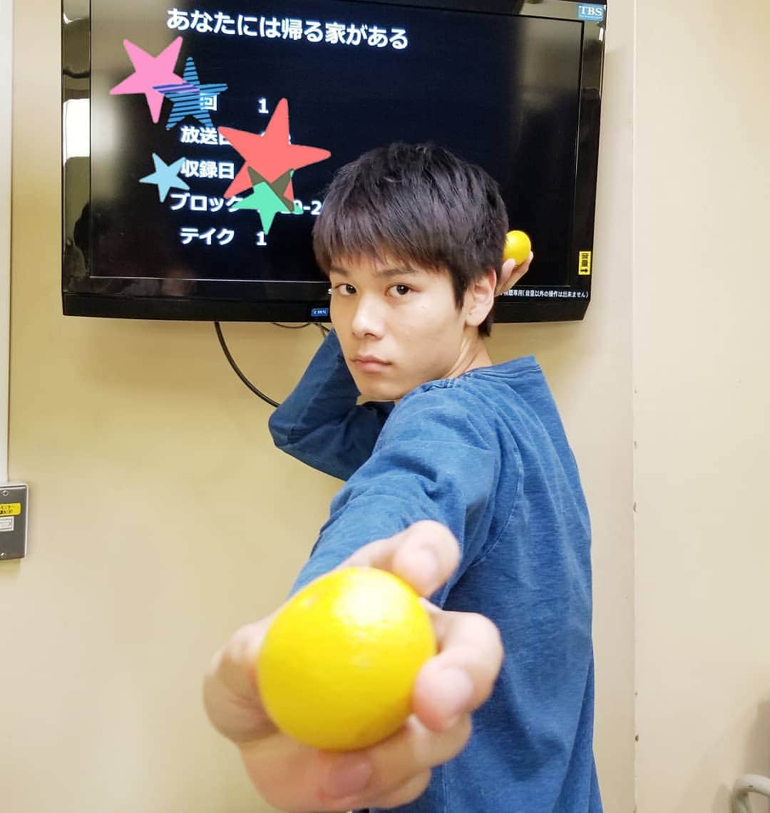 TBS「あなたには帰る家がある」のインスタグラム：「「#テレビジョン の表紙だと思って撮ってみようか😁」という無茶ぶりに、ノリノリで応じてくれた利久くんでした🙆 #あなたには帰る家がある #あな家 #萩原利久 #茄子田慎吾 #謎のポーズ 💧  #持っている のは #レモン 🍋じゃなくて #みかん 🍊❔」