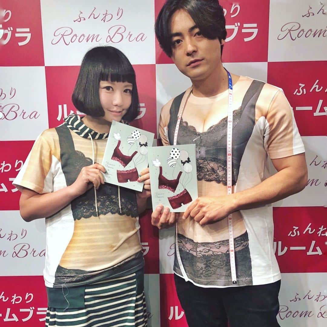 小鳥遊しほさんのインスタグラム写真 - (小鳥遊しほInstagram)「‪「 #山田孝之先生のバスト測定 」で話題のふんわりルームブラのカタログデザイン&イラストを担当させていただきましたー！！！！ 表紙も裏表紙も中身も。うれしいお仕事。 . 今ごろ山田孝之先生はせっせとバストを測定中です。渋谷109にて。 . #ふんわりルームブラ #山田孝之 #illustration #illustrator #catalog @co_medical」5月19日 14時04分 - shihotakanashi