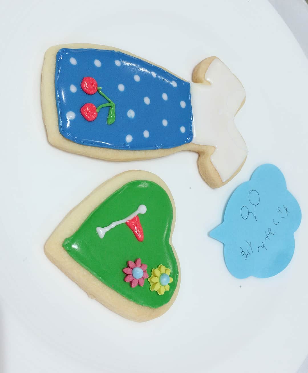 あおい夏海さんのインスタグラム写真 - (あおい夏海Instagram)「ゆかちんとツインテール❤️ ゆかちんのツインテールレアだね😆🍒 そしてこの間、日本ゴルフツアー選手権SNSアンバサダーのメディアDayのときに、アイシングクッキー作りもしたよ❤ 初めてアイシングクッキー作った！思ってたより絵を描くの難しかった！ 私はチェリー柄にしたよ🍒🍒 クッキー作りのまりあ先生のjgtoクッキーすごくない？？！！ #ヒルズゴルフアカデミー #日本ゴルフツアー選手権SNSアンバサダー #日本ゴルフツアー選手権 #森ビルカップ #宍戸ヒルズカントリークラブ #日本ゴルフツアー選手権森ビルカップShishidoHills #JGTO #5月31日から6月3日に開催  #ゴルフ #ゴルフ女子 #golf #ゴルフ場 #キャップ #キャップ女子 #青木功会長 #女子会 #ゴルフ好き  #jgto #ゴルフ男子 #双子コーデ  #ツインテール #ミニスカ #チェックスカート #キャップ #キャップ女子 #ダイエット  #ダイエット中  #クッキー #アイシングクッキー #手作り #手作りクッキー」5月19日 15時11分 - natsumi.aoi