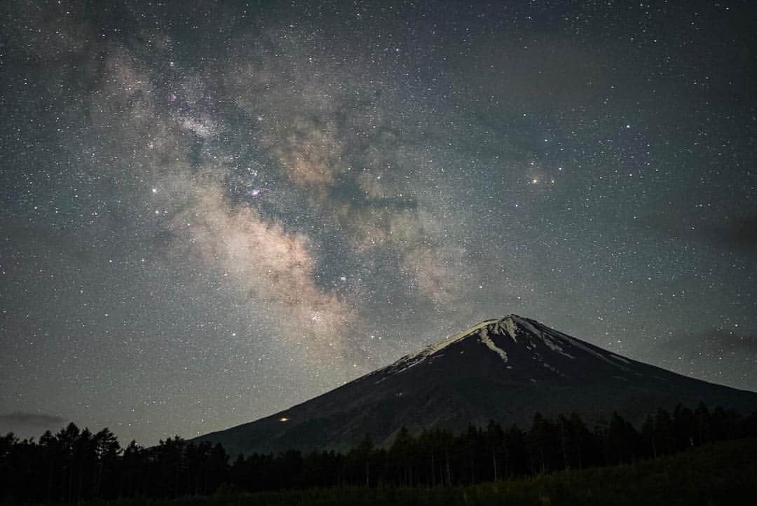 のインスタグラム：「1061 夜空の花畑 . Yamanashi, Japan 山梨県 . #japanfocus #jp_gallery #instagramjapan #ig_japan #wu_japan #wu_asia #worldunion #theworldshotz #igersjp #team_jp_ #team_jp_東 #山梨県 #team_jp_skyart  #mtfuji #Japan #Yamanashi  #natureaddict Mt. Fuji Yamanashi, Japan #Lovers_Nippon #東京カメラ部#japan_night_view #japan_night_view_member #1xPicoftheDay #ig_phos phos #夜景ら部 #写真好きな人と繋がりたい #bestjapanpics #photo_shorttrip」