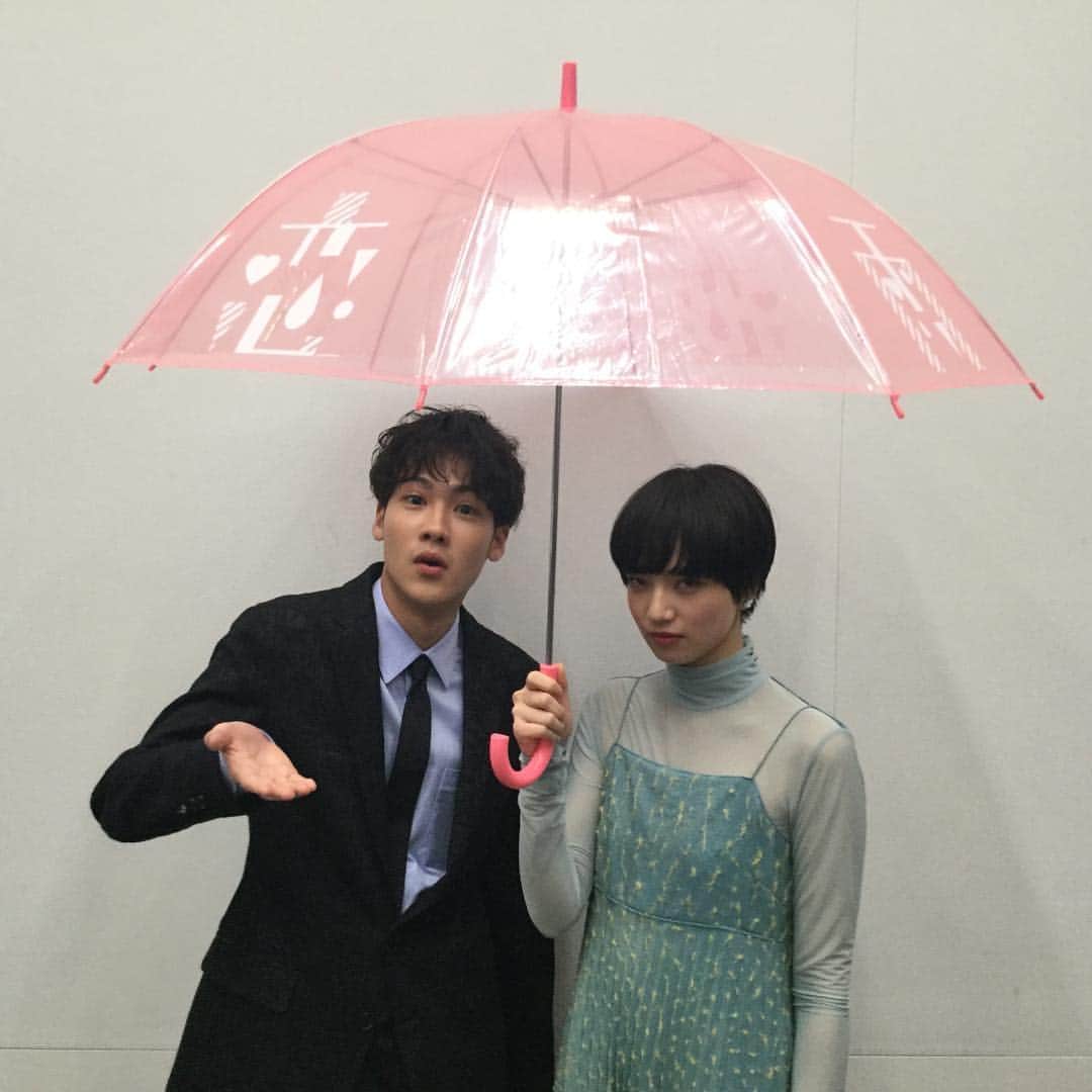 映画『恋は雨上がりのように』のインスタグラム：「初日舞台挨拶にご招待！ ☂️恋雨相合傘キャンペーン実施中✨  公式Instagramをフォロー＆#恋雨相合傘 を入れて、相合傘写真を投稿していただくと、抽選で1組（2名様）を‪5月25日（金）‬にＴＯＨＯシネマズ 日比谷で開催される初日舞台挨拶にご招待！ さらに当日、小松菜奈さんのサイン入り“恋雨傘”を小松菜奈さんからプレゼント🎁 . 詳細は公式サイトをご確認ください！ . #恋雨  #恋は雨上がりのように #恋雨相合傘 #小松菜奈  #葉山奨之 #映画 #雨」
